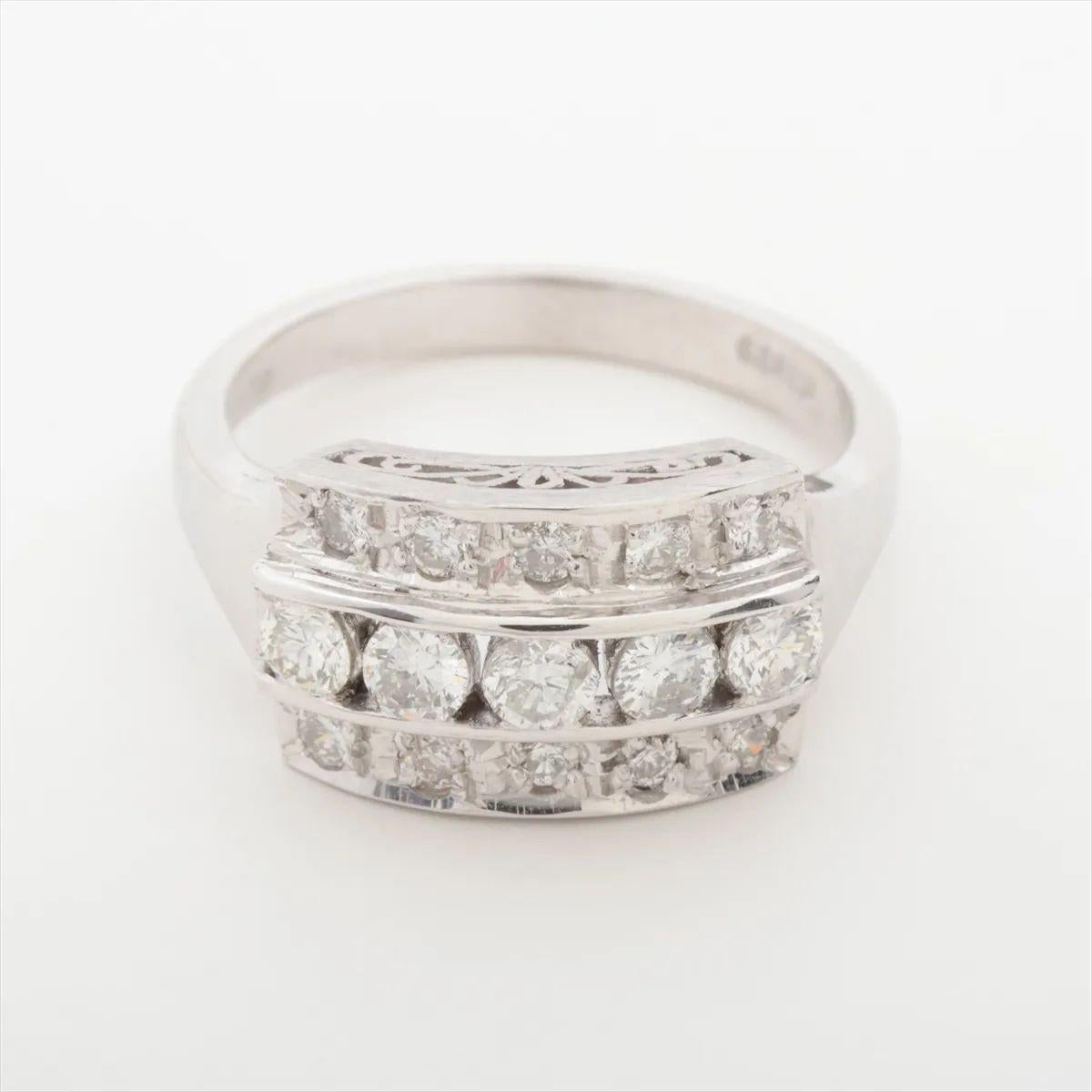 La bague à diamant de taille ronde en platine est une éblouissante démonstration d'élégance et de précision. Sertie dans un platine lustré, la bague présente un total de dix petits diamants ronds, cinq gracieusement alignés de chaque côté,