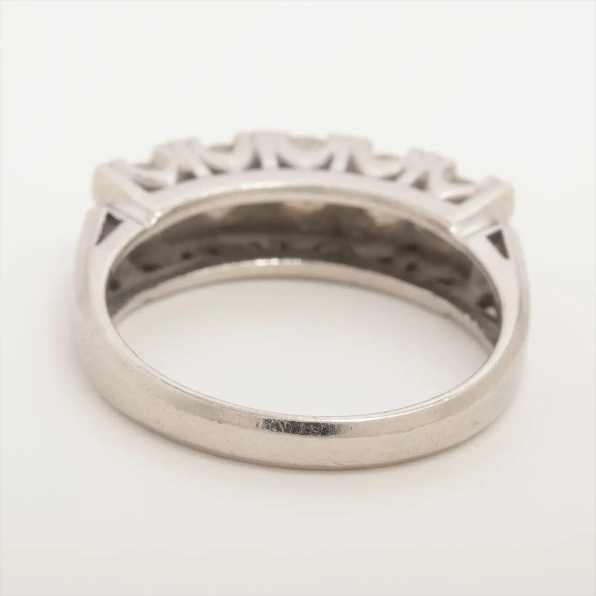 Taglio rotondo Anello con diamante taglio rotondo in platino in vendita