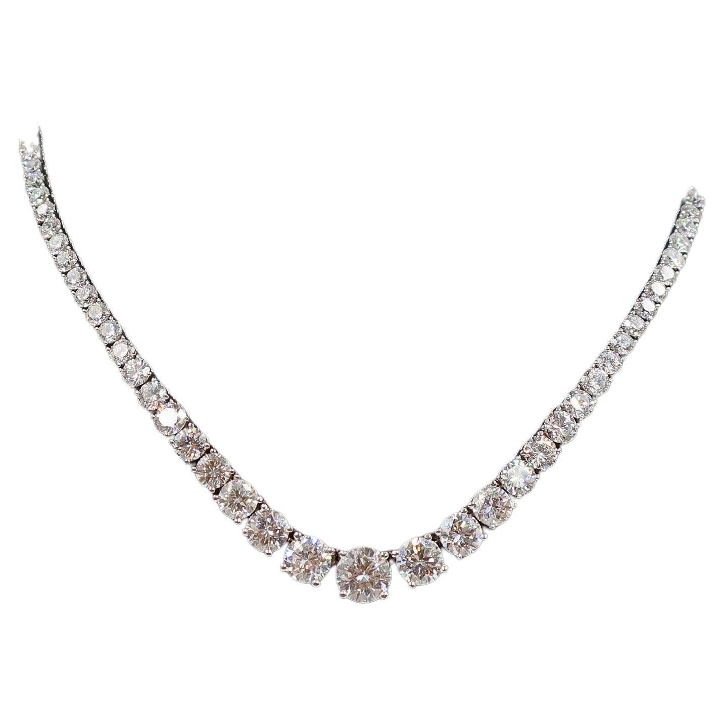 Ce magnifique collier de diamants de taille graduée de style riviera présente un total de 104 diamants ronds de taille brillant pesant un total de 27,46 carats, sertis dans de l'or blanc 18K. La couleur des diamants varie de D à F, pureté SI.

Le
