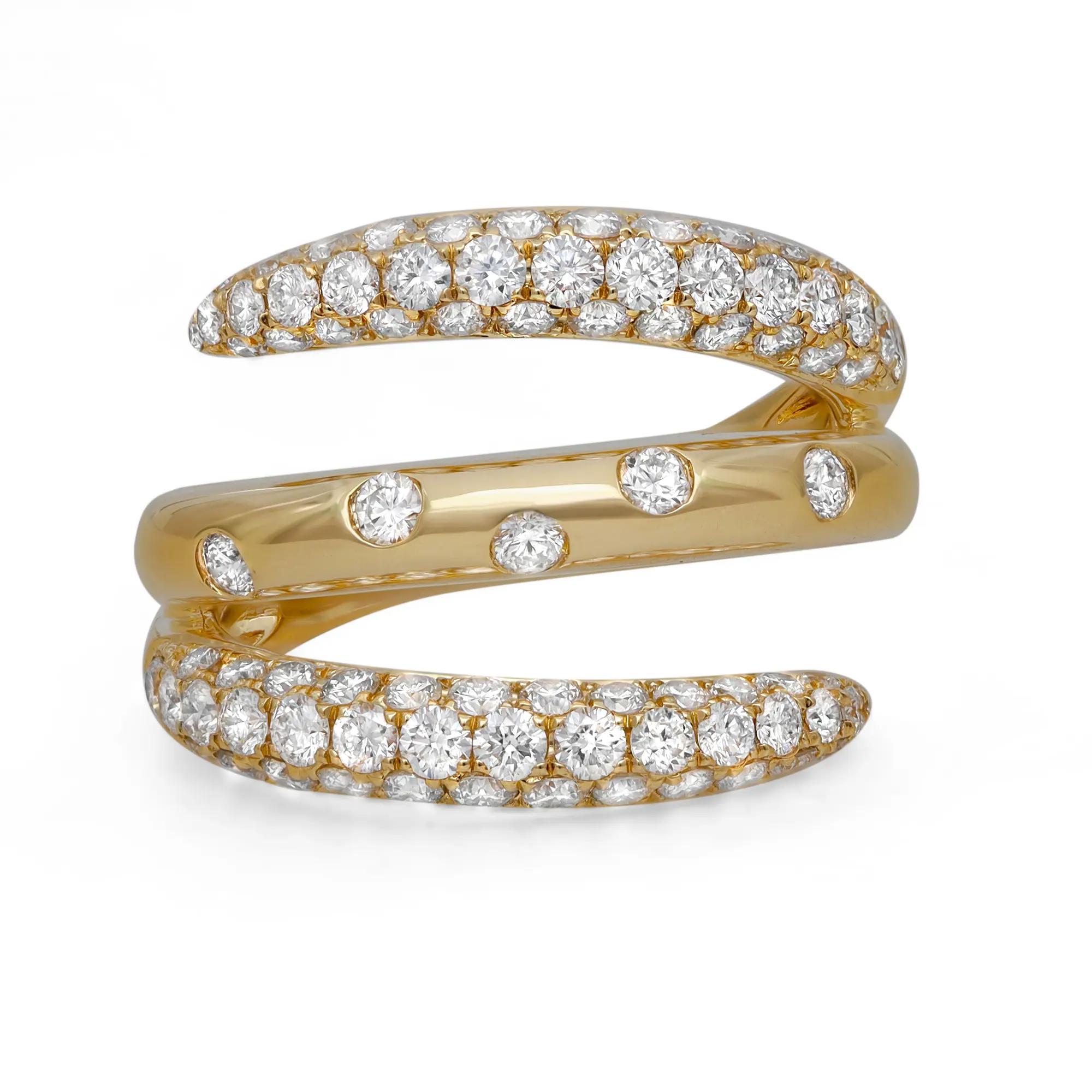 Cette magnifique bague à diamants en spirale est synonyme d'éclat et de glamour. Fabriqué en or jaune 18 carats hautement poli. Ce modèle en spirale comporte 83 diamants ronds de taille brillante sertis en pavé sur deux rangées, la rangée centrale