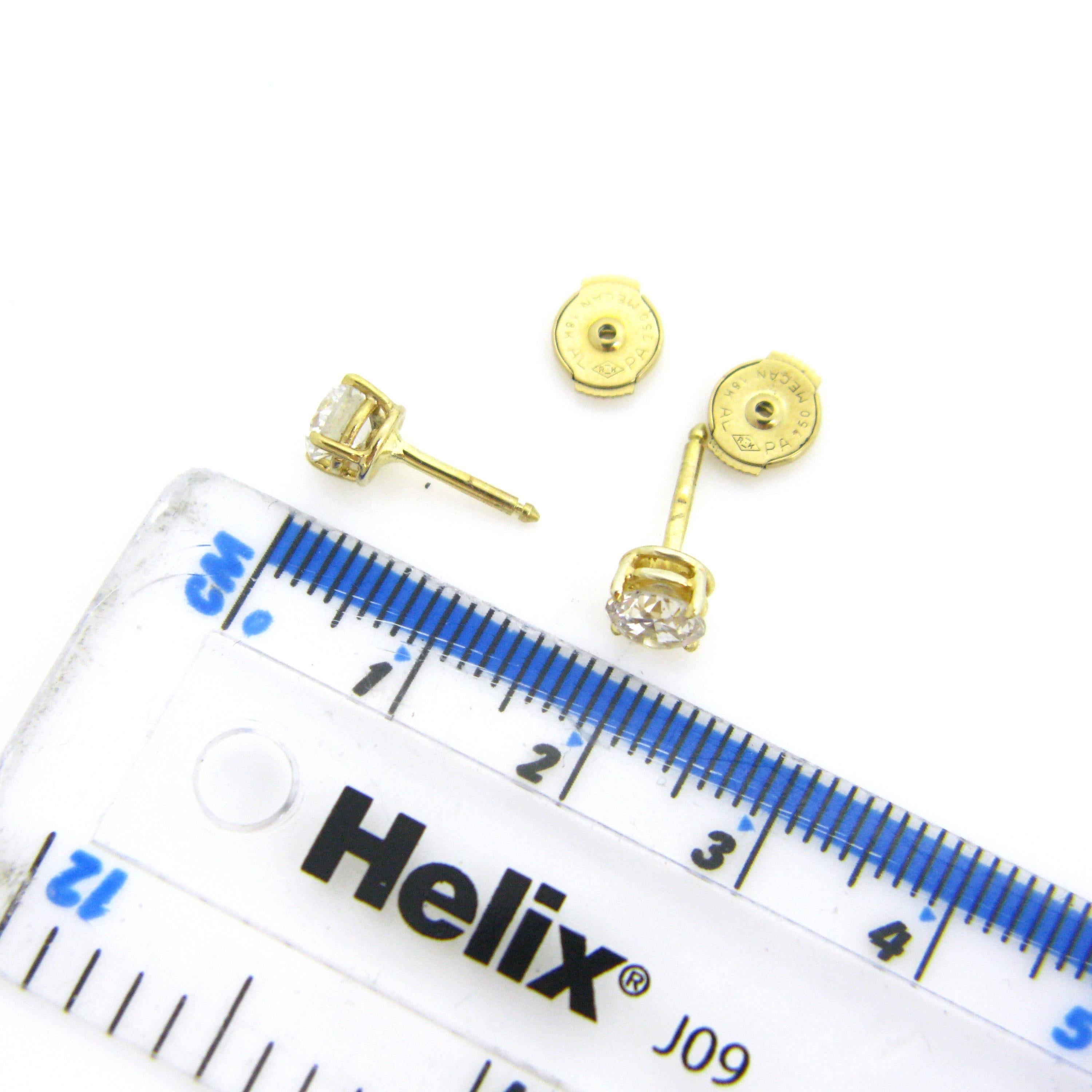 Round Cut Diamond Yellow Gold Studs Earrings In New Condition In London, GB