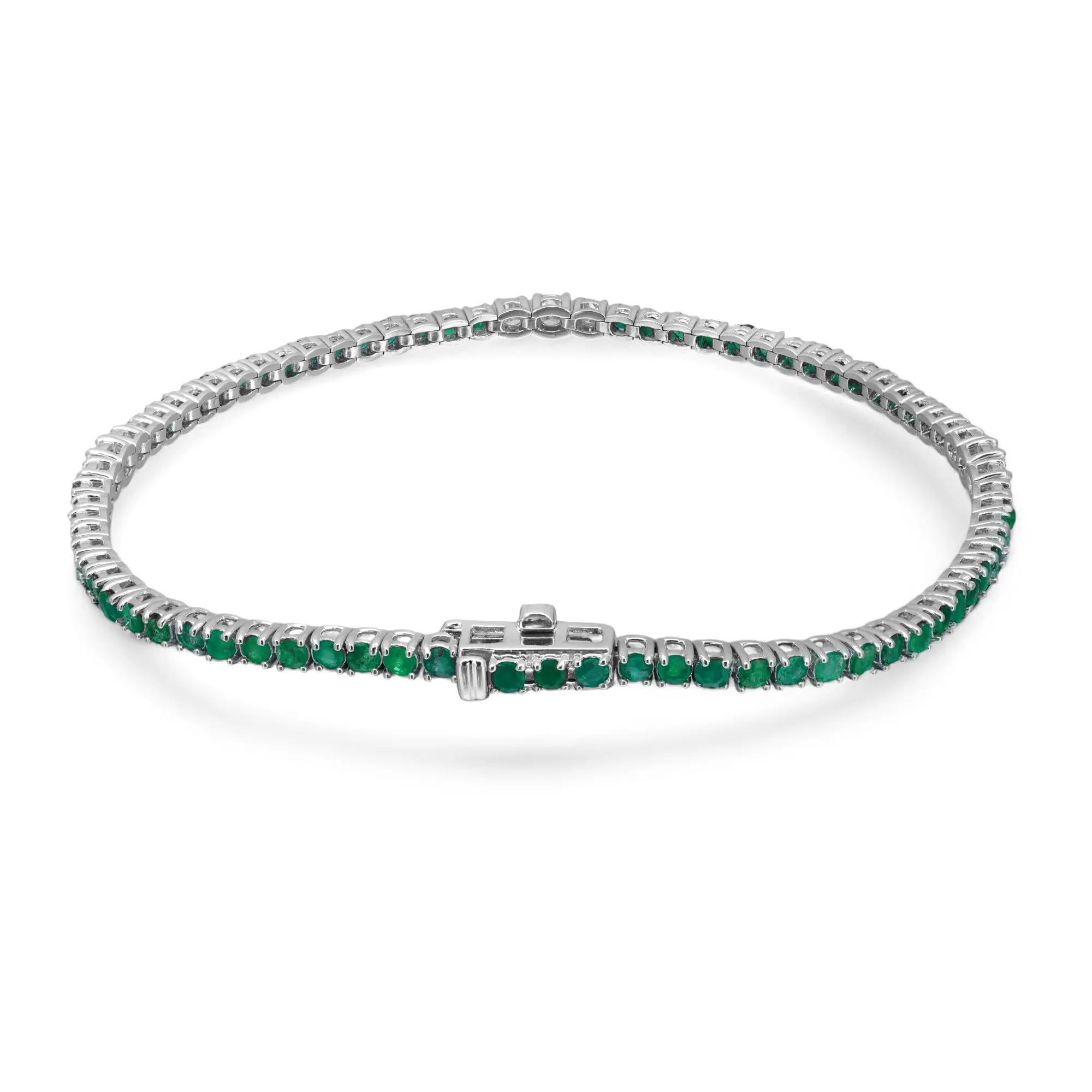 Esta bonita pulsera de tenis tiene 68 esmeraldas redondas engastadas en una sola línea con 9 diamantes redondos. Peso total de la esmeralda: 2,60 quilates. Peso total del diamante: 0,47 quilates. Diamante color H-I y claridad SI. Elaborada en oro