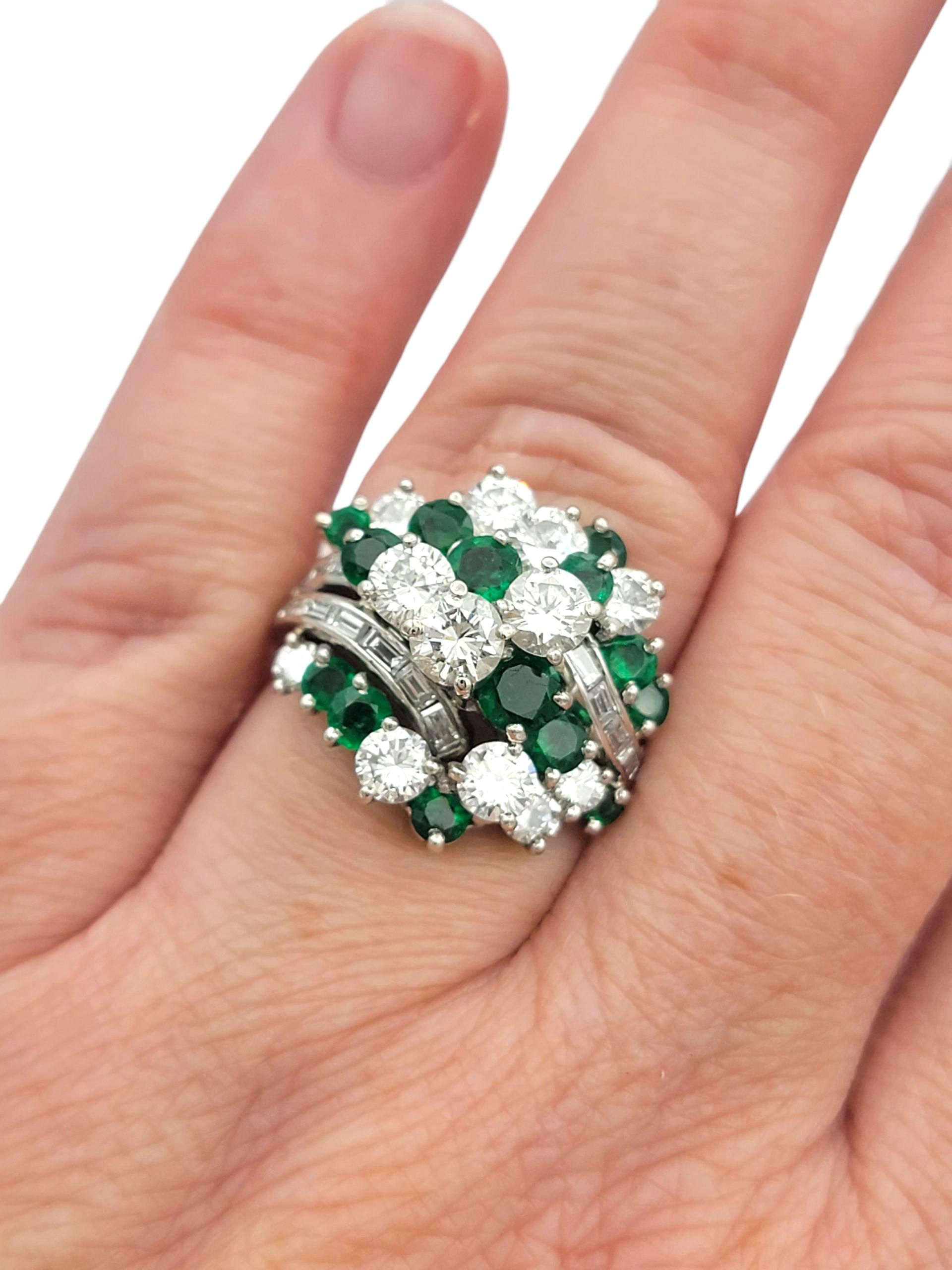 Anillo de Cóctel de Esmeralda Redonda y Racimo de Diamantes en Cúpula de Platino Pulido en venta 4