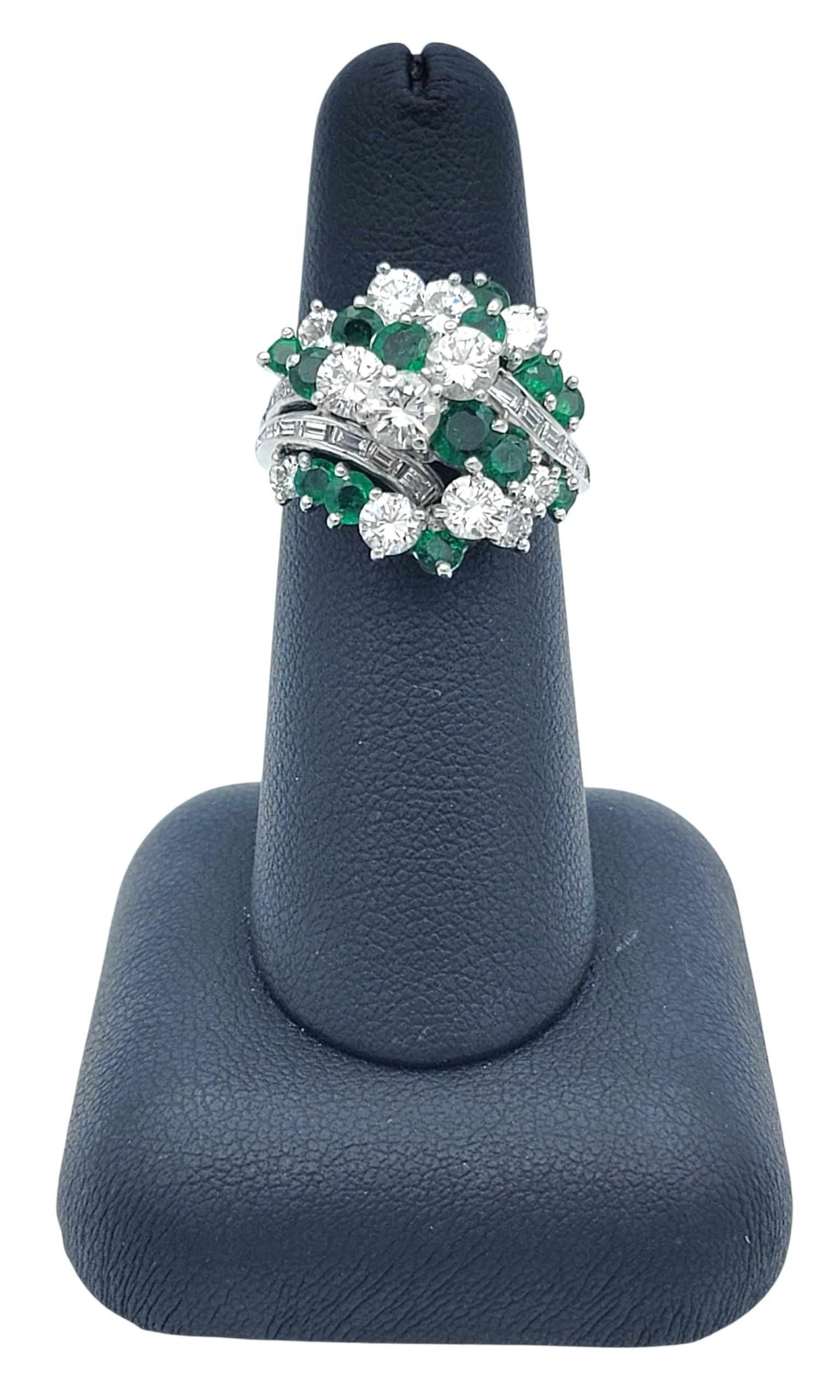 Anillo de Cóctel de Esmeralda Redonda y Racimo de Diamantes en Cúpula de Platino Pulido en venta 5