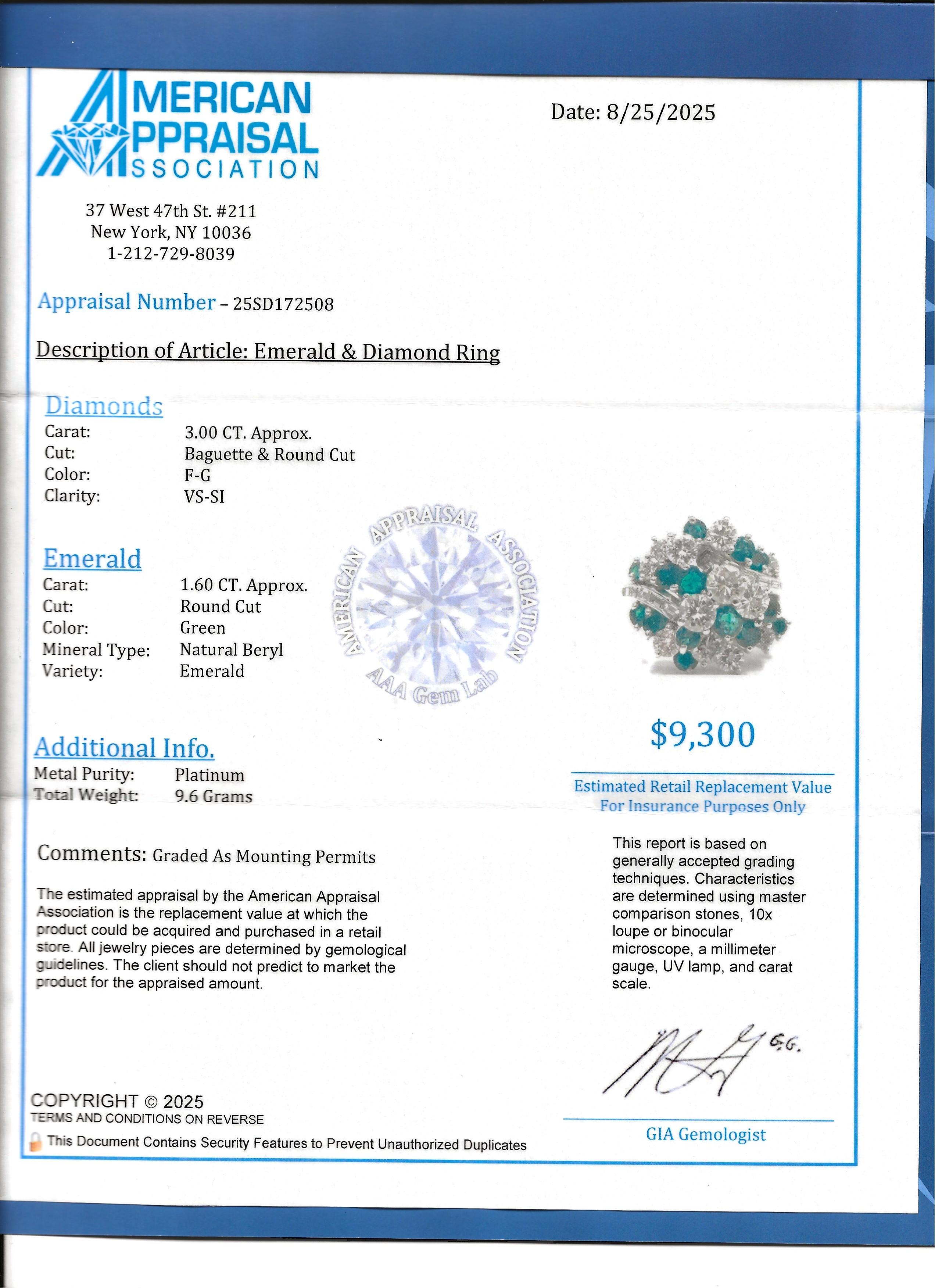 Anillo de Cóctel de Esmeralda Redonda y Racimo de Diamantes en Cúpula de Platino Pulido en venta 6