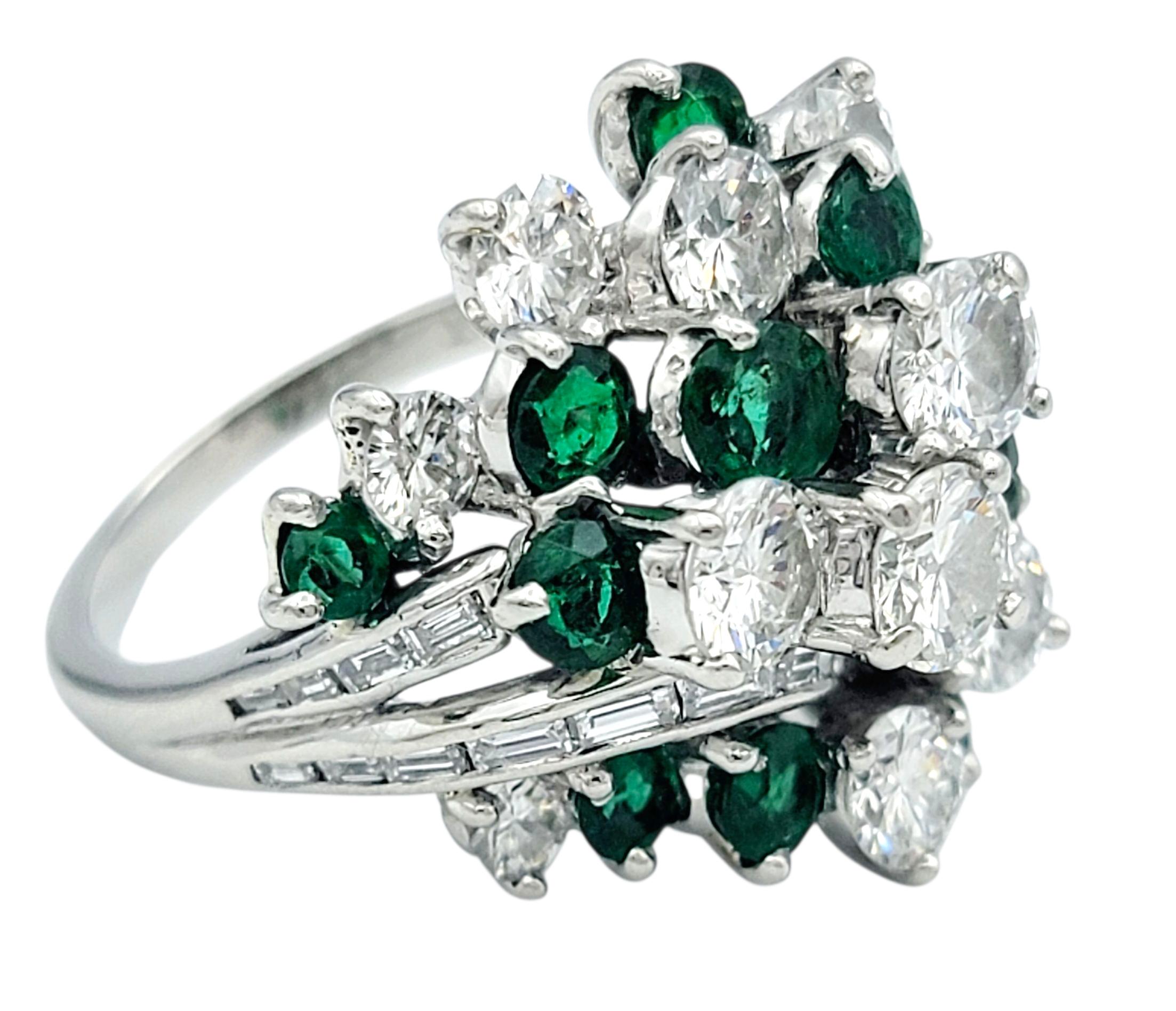 Anillo de Cóctel de Esmeralda Redonda y Racimo de Diamantes en Cúpula de Platino Pulido Contemporáneo en venta