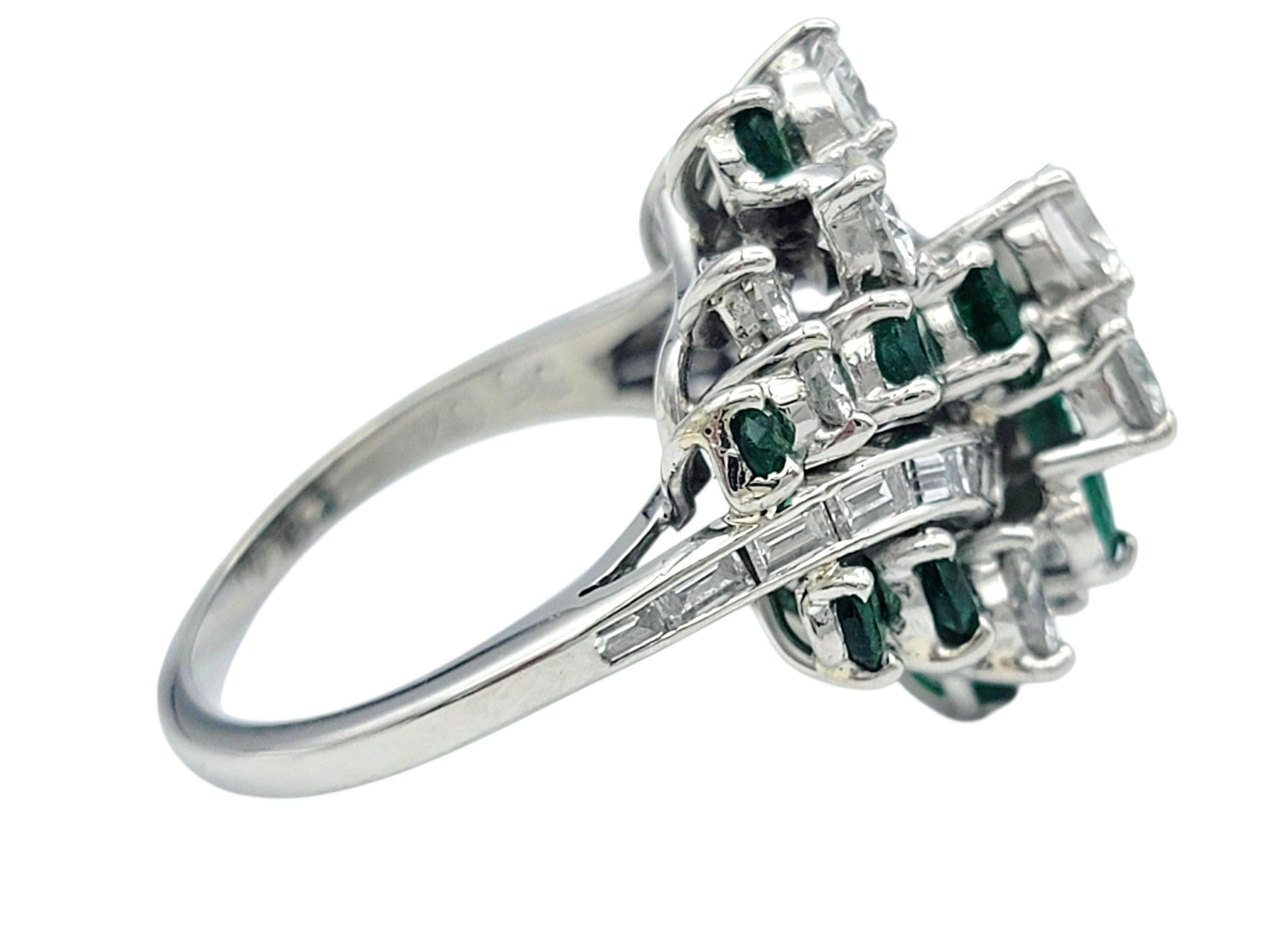 Anillo de Cóctel de Esmeralda Redonda y Racimo de Diamantes en Cúpula de Platino Pulido Corte redondo en venta