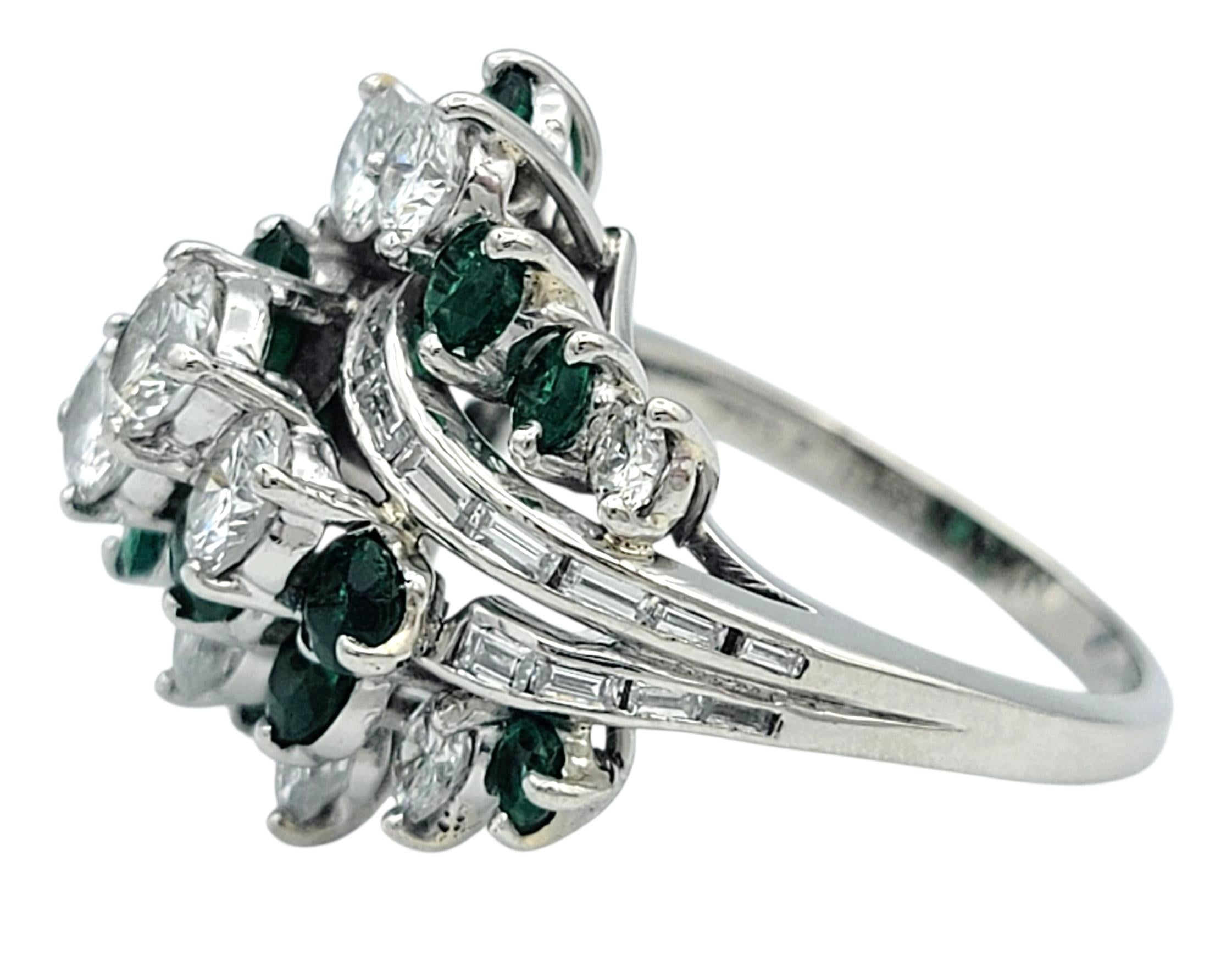 Anillo de Cóctel de Esmeralda Redonda y Racimo de Diamantes en Cúpula de Platino Pulido en Bueno estado para la venta en Scottsdale, AZ