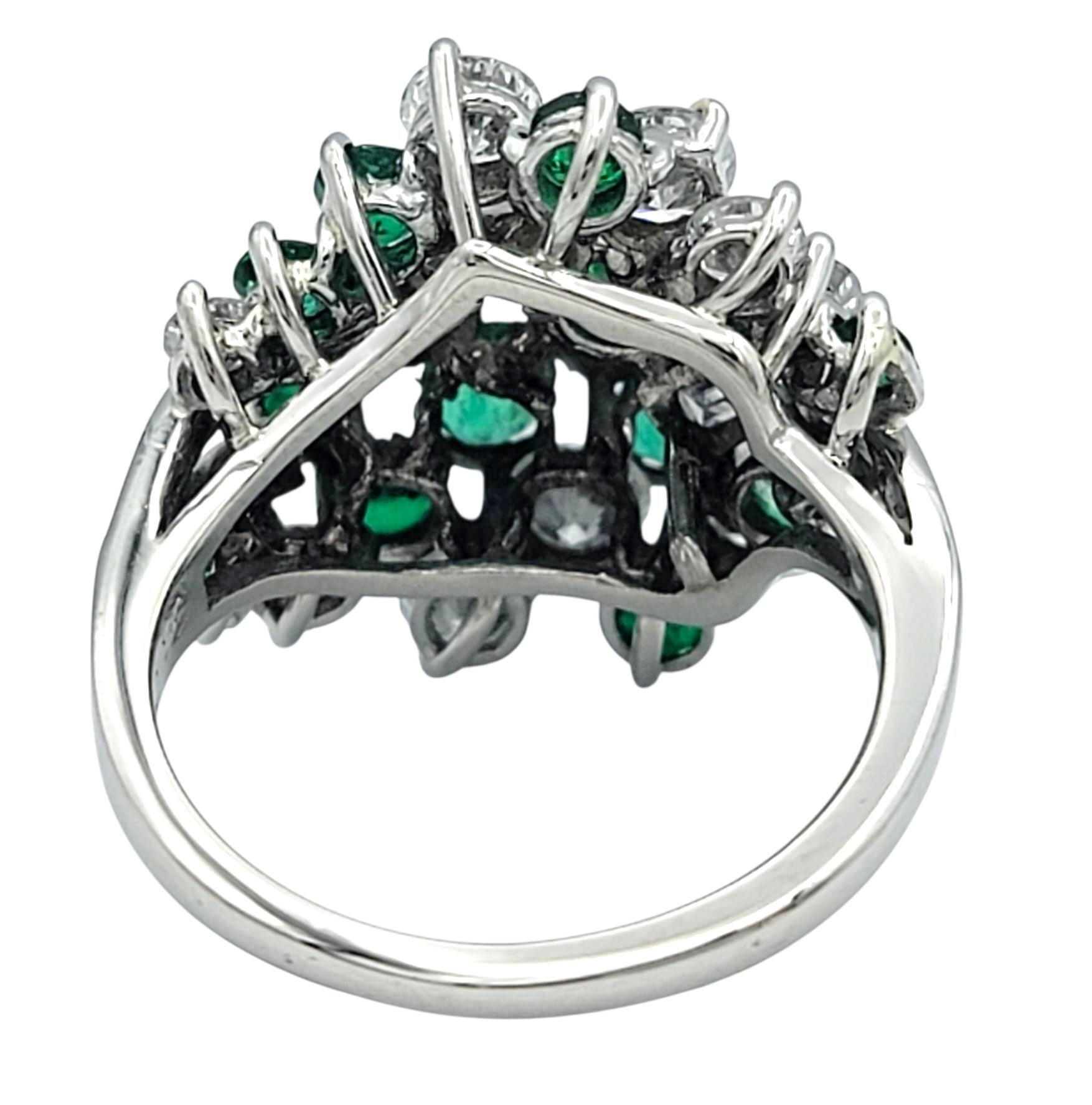 De las mujeres Anillo de Cóctel de Esmeralda Redonda y Racimo de Diamantes en Cúpula de Platino Pulido en venta