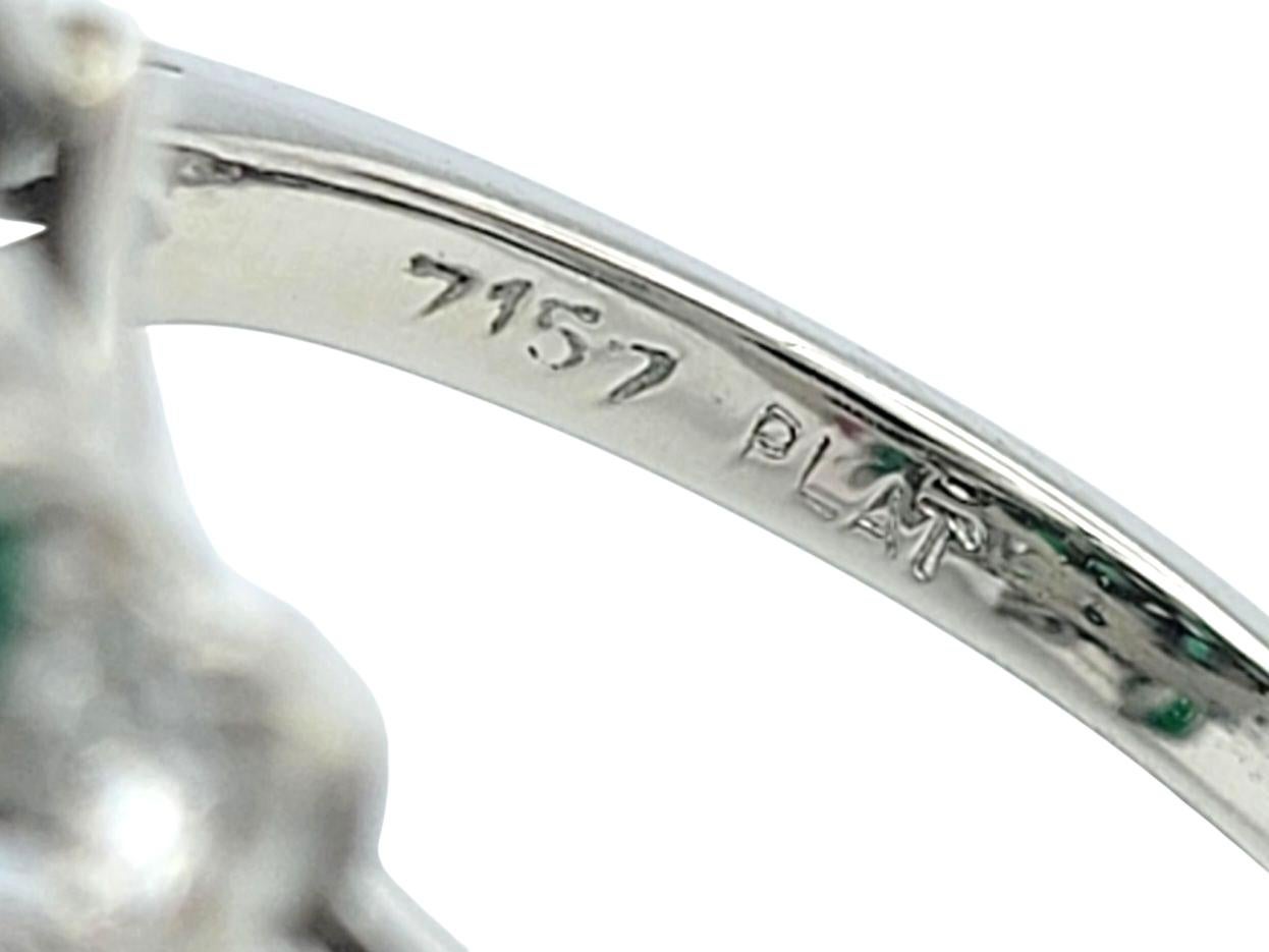 Anillo de Cóctel de Esmeralda Redonda y Racimo de Diamantes en Cúpula de Platino Pulido en venta 1