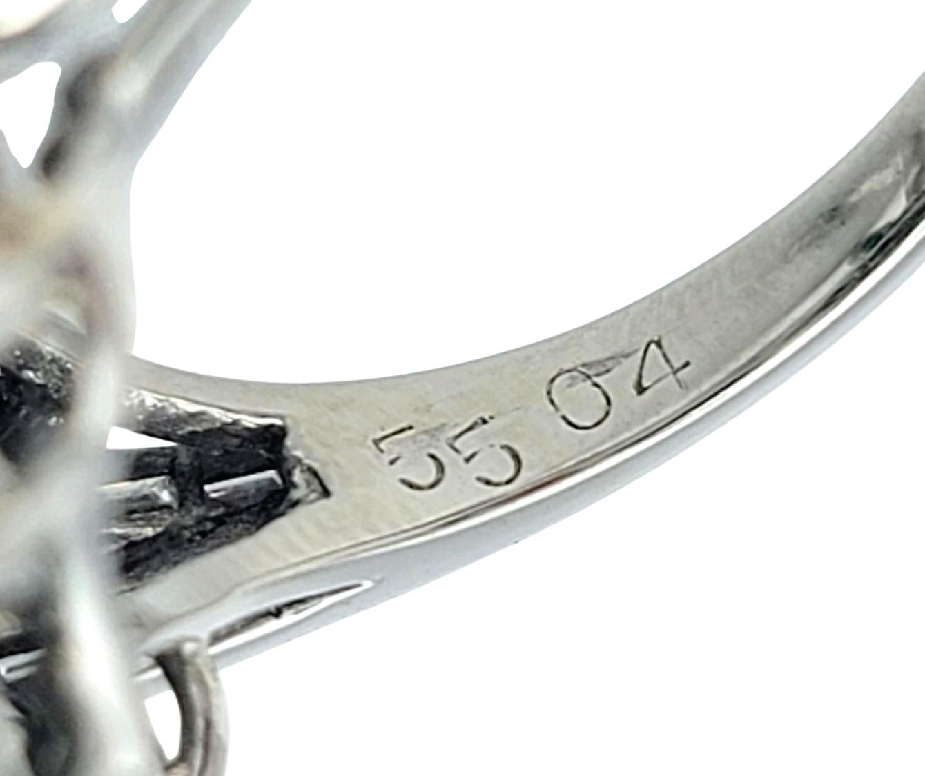 Anillo de Cóctel de Esmeralda Redonda y Racimo de Diamantes en Cúpula de Platino Pulido en venta 2