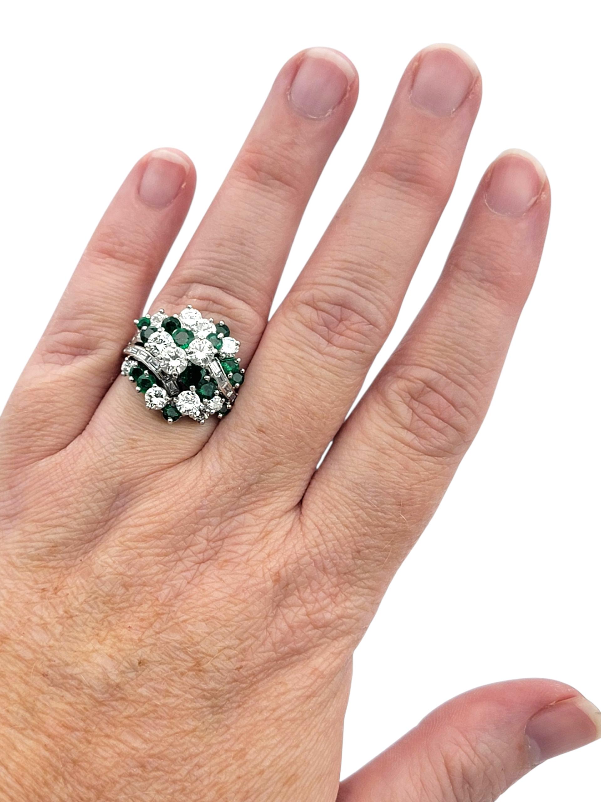 Anillo de Cóctel de Esmeralda Redonda y Racimo de Diamantes en Cúpula de Platino Pulido en venta 3