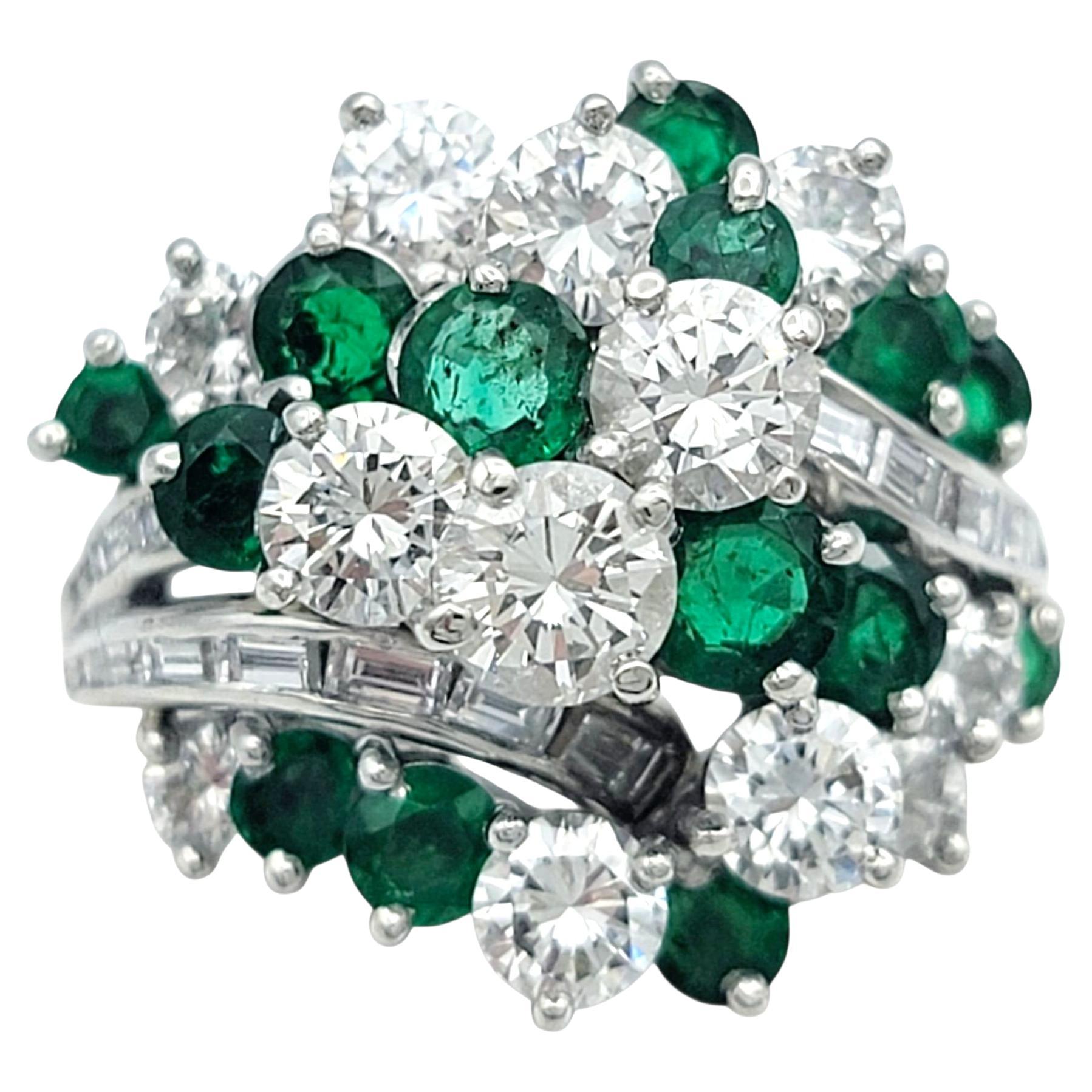 Anello Cocktail con smeraldo taglio rotondo e diamante a forma di cluster in platino lucido