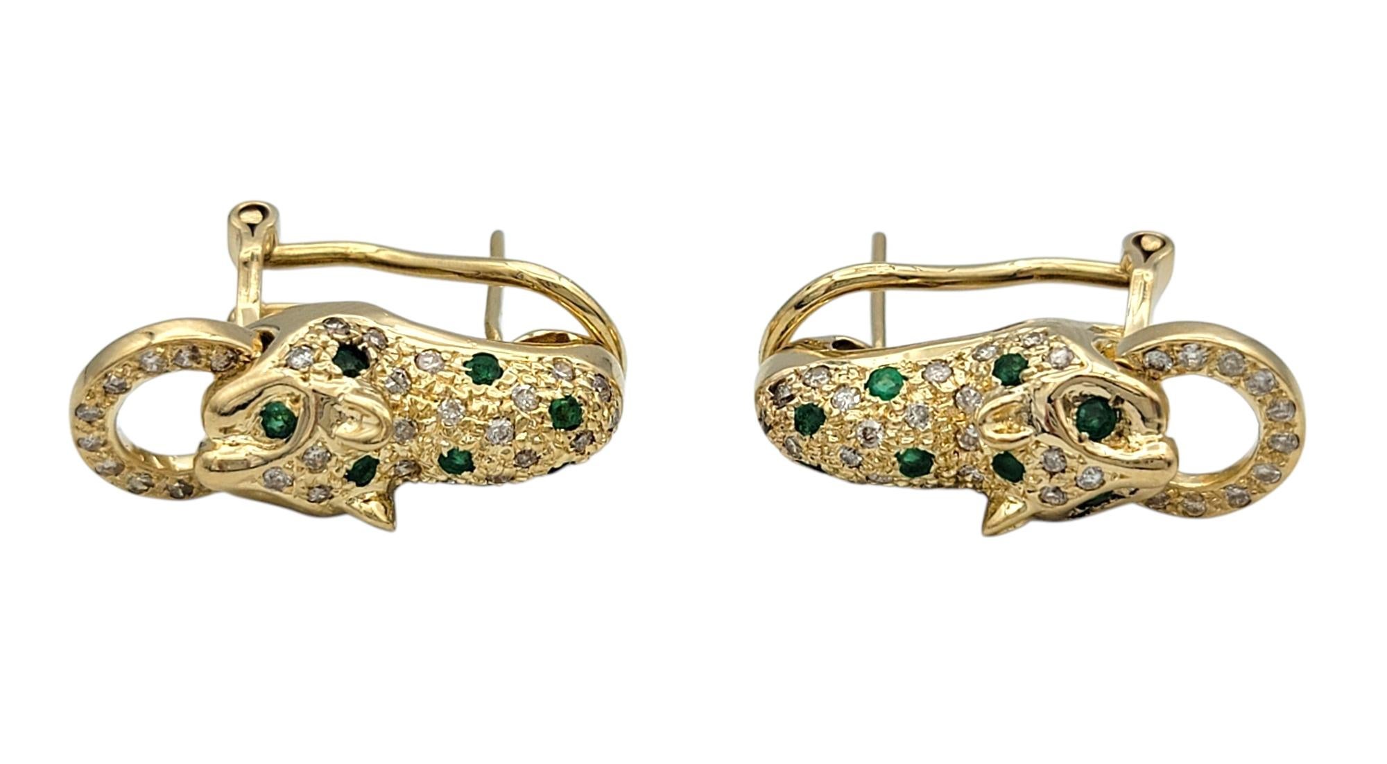 Ces boucles d'oreilles au design complexe présentent un motif sculptural de panthère, réalisé en or jaune 14 carats et rehaussé d'yeux en émeraude vert vif et de diamants pavés éparpillés sur le corps. La surface texturée et la forme
