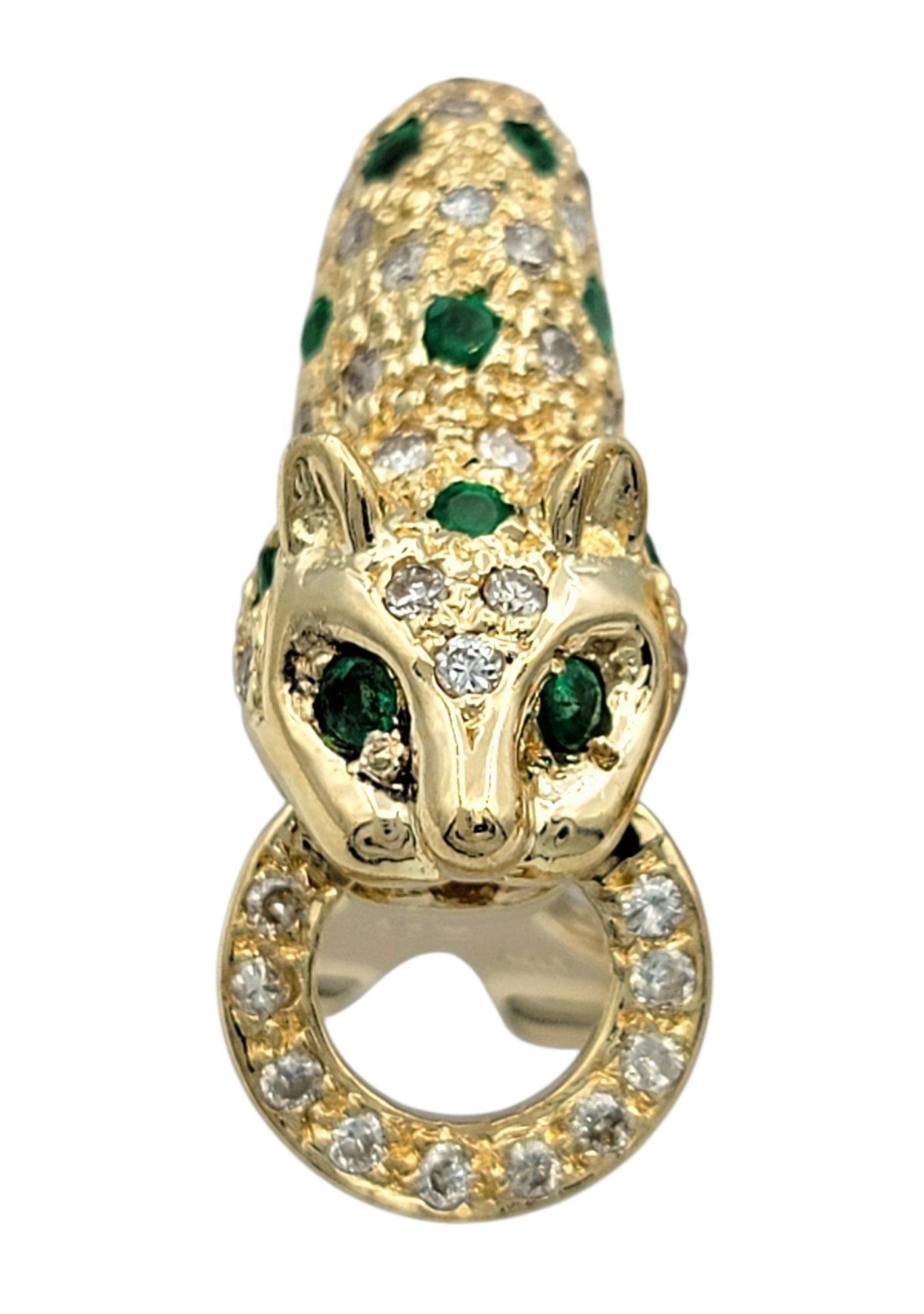 Contemporain Boucles d'oreilles panthère Omega en or jaune 14 carats avec émeraudes taille ronde et diamants en vente