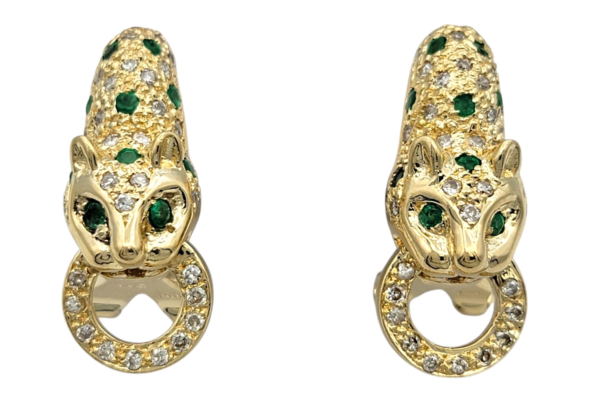 Taille ronde Boucles d'oreilles panthère Omega en or jaune 14 carats avec émeraudes taille ronde et diamants en vente