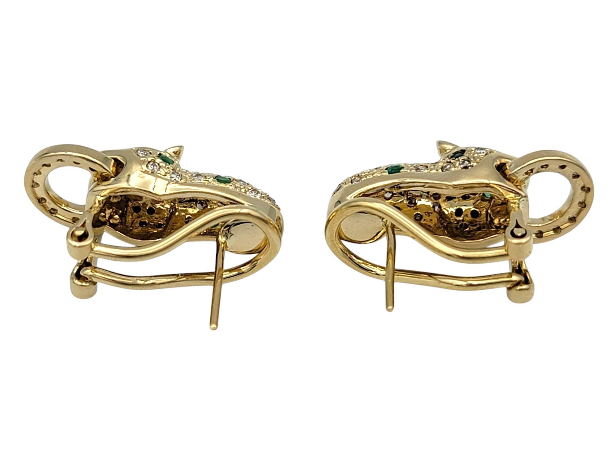 Boucles d'oreilles panthère Omega en or jaune 14 carats avec émeraudes taille ronde et diamants Bon état - En vente à Scottsdale, AZ