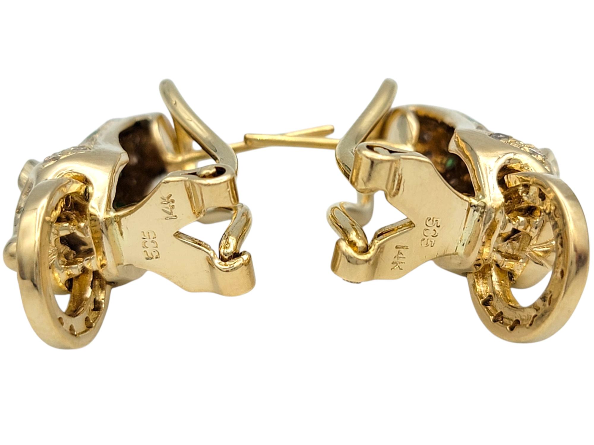 Boucles d'oreilles panthère Omega en or jaune 14 carats avec émeraudes taille ronde et diamants Pour femmes en vente