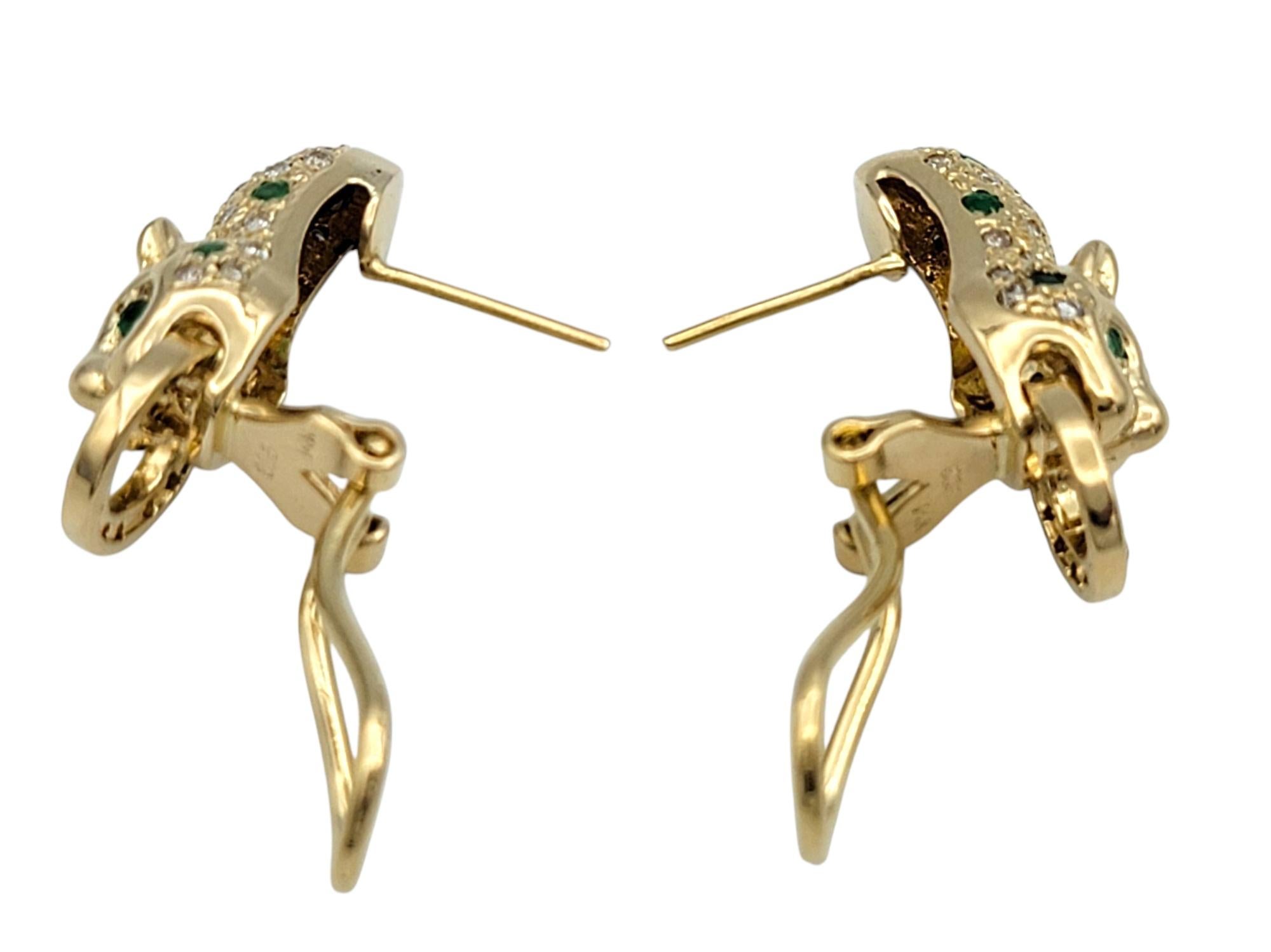 Boucles d'oreilles panthère Omega en or jaune 14 carats avec émeraudes taille ronde et diamants en vente 1