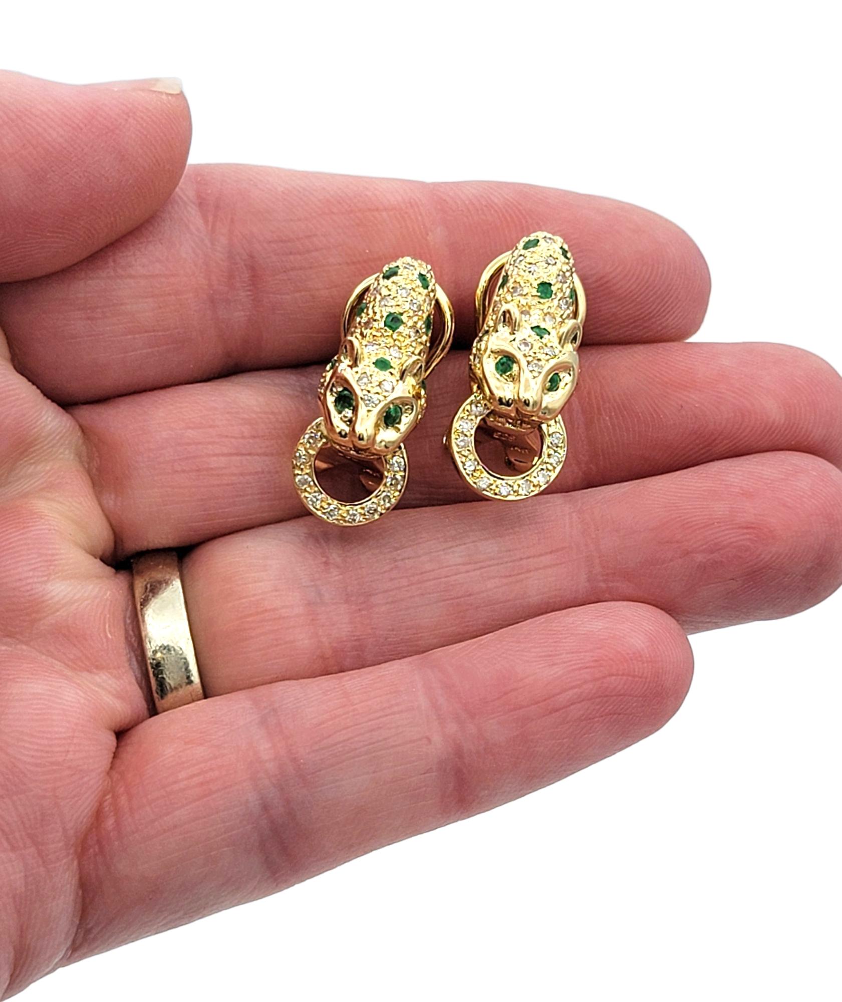 Boucles d'oreilles panthère Omega en or jaune 14 carats avec émeraudes taille ronde et diamants en vente 2