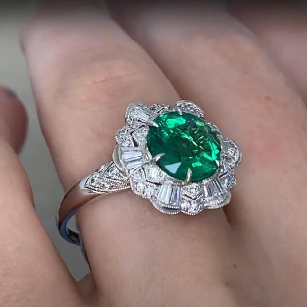 Art déco Bague florale en or blanc 18 carats, émeraude de taille ronde (environ 2,3 carats) et diamants en vente