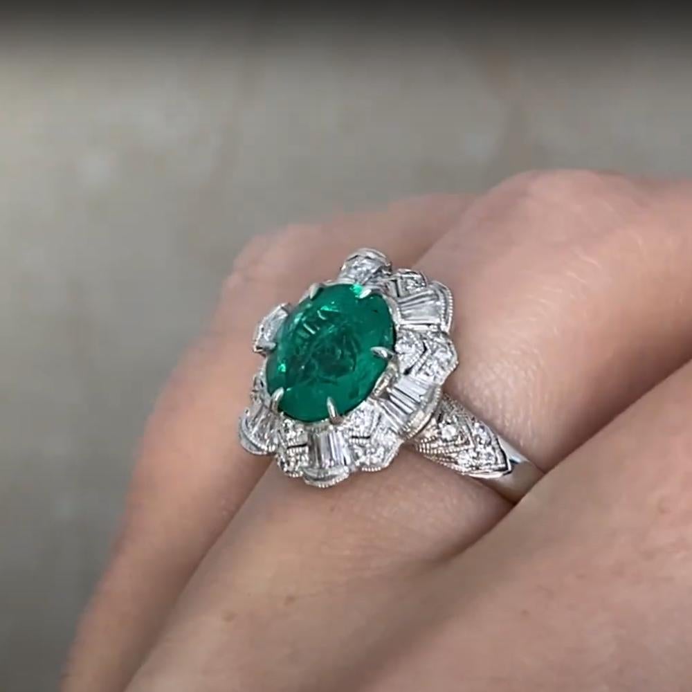 Taille ronde Bague florale en or blanc 18 carats, émeraude de taille ronde (environ 2,3 carats) et diamants en vente