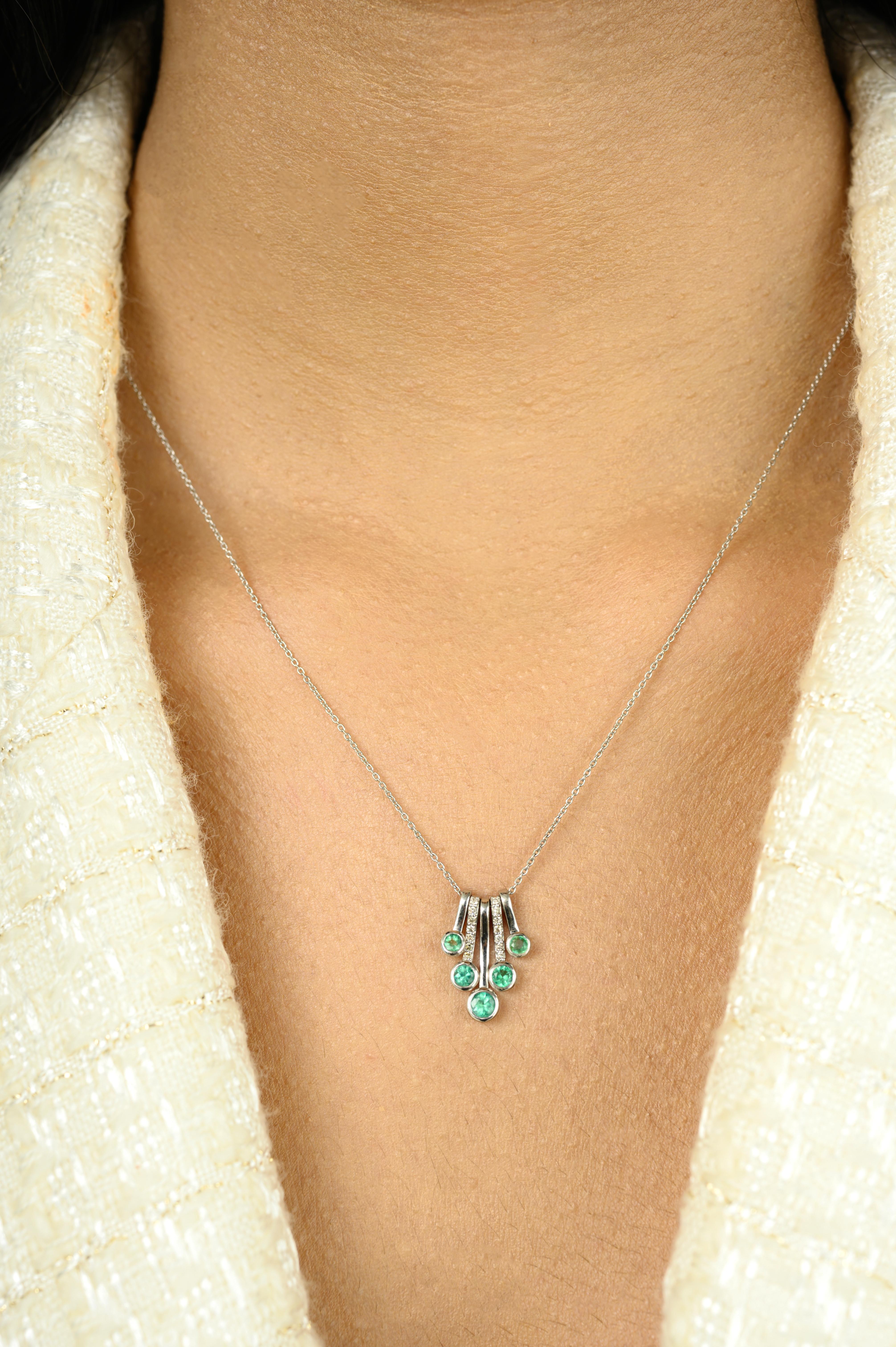 Collar colgante con esmeralda de corte redondo de 0,5 quilates y diamantes en oro blanco de 18 quilates. Esta impresionante pieza de joyería eleva al instante un look informal o un conjunto de vestir. 
La esmeralda aumenta la capacidad