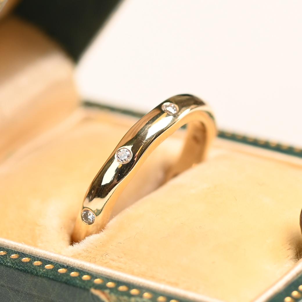 Cette élégante alliance est méticuleusement fabriquée à la main en or jaune martelé 14K, offrant un mélange parfait de texture rustique et d'élégance raffinée. La finition martelée artisanale du bracelet reflète la lumière avec un chatoiement