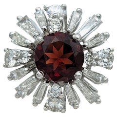 Cocktailring aus Platin mit Granat im Rundschliff und Baguette-Diamant im Ballerina-Stil