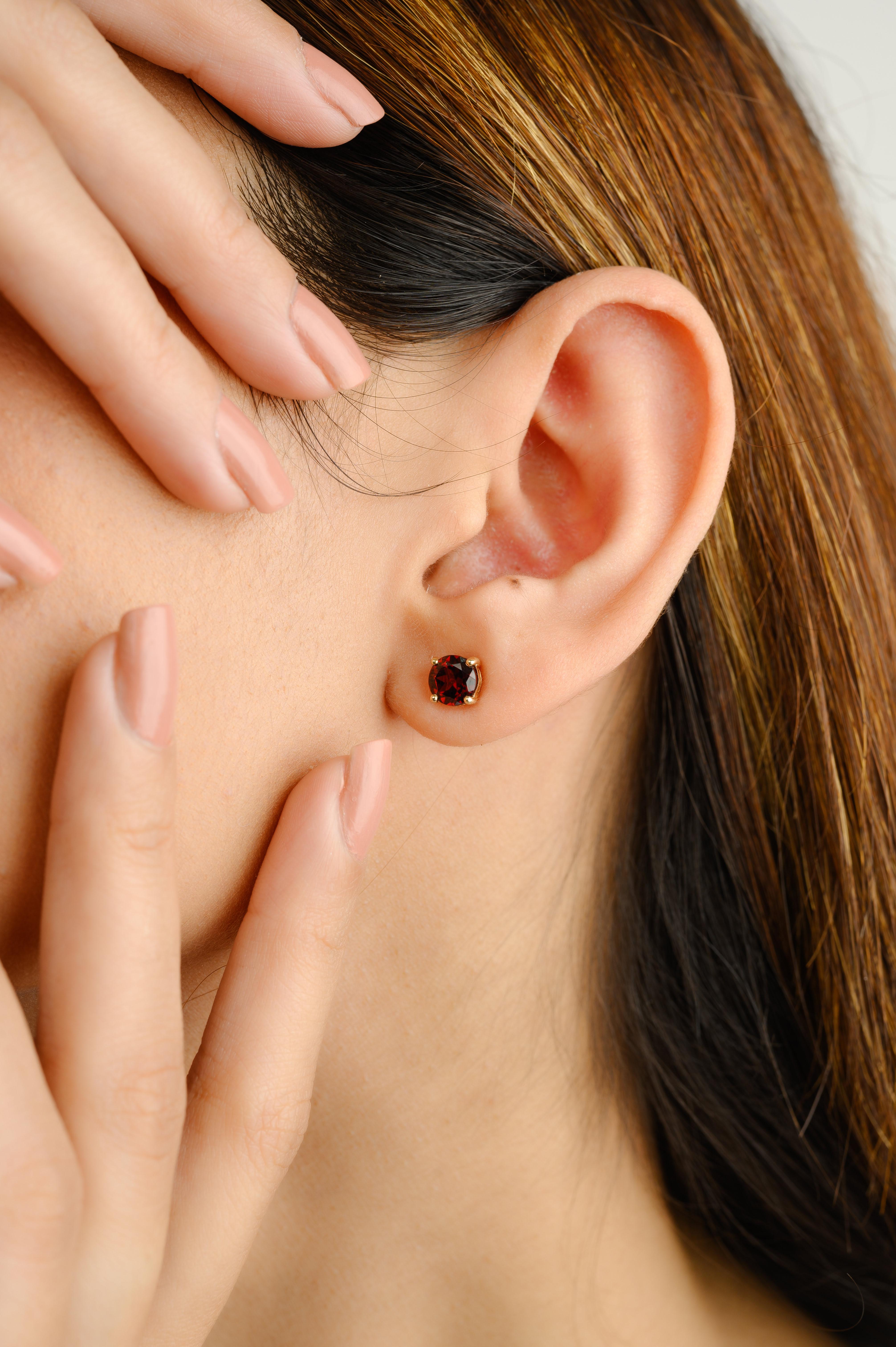 Les boucles d'oreilles solitaires en or 14 carats de grenat de tous les jours vous permettront d'affirmer votre style. Vous aurez besoin de boucles d'oreilles pour affirmer votre look. Ces boucles d'oreilles créent un look étincelant et luxueux avec