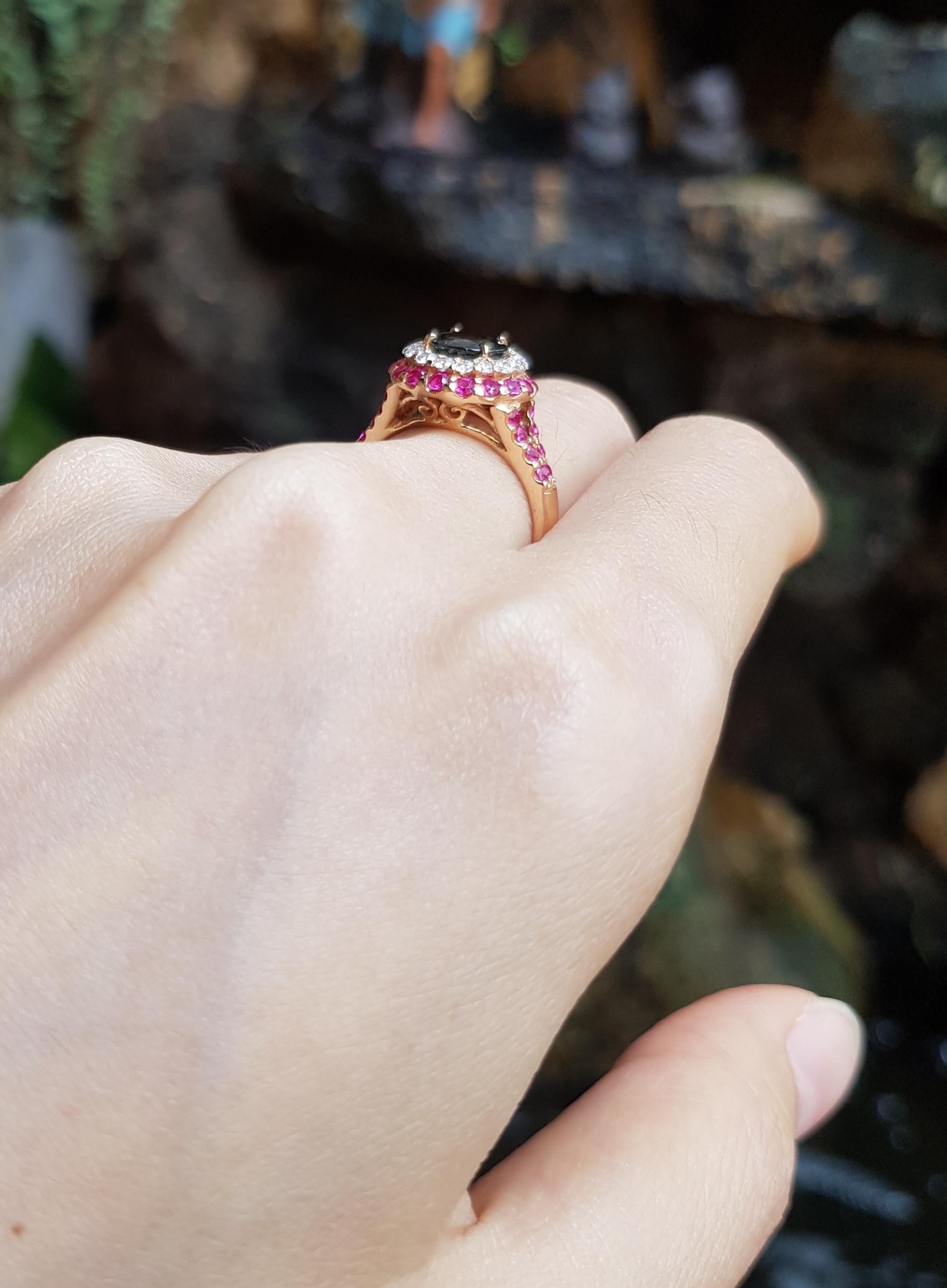 Round Cut Green Sapphire, Pink Sapphire and Diamond Ring Set in 18K Rose Gold For Sale 6