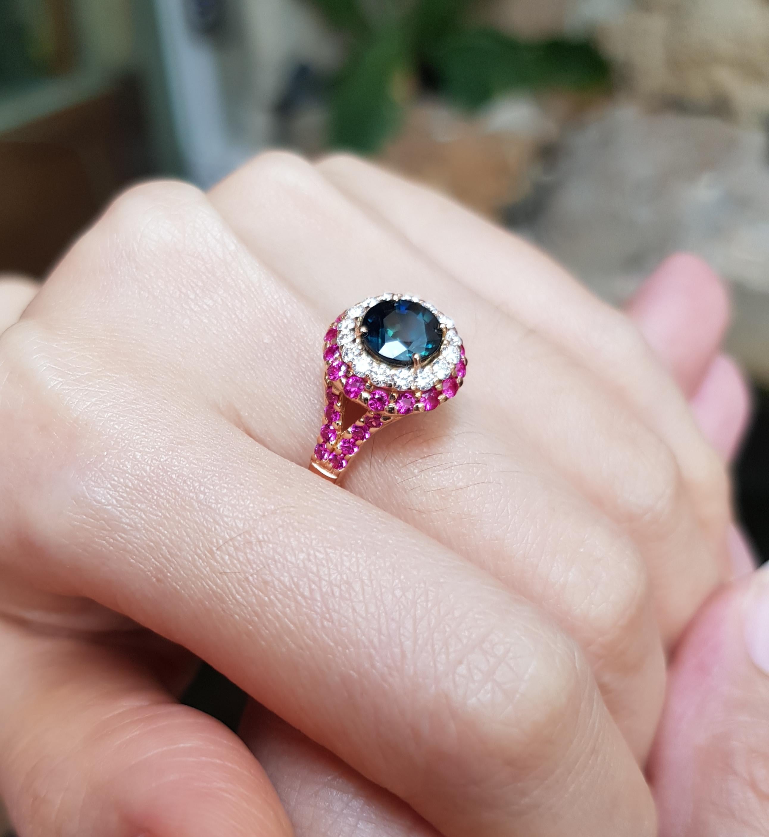 Round Cut Green Sapphire, Pink Sapphire and Diamond Ring Set in 18K Rose Gold For Sale 3