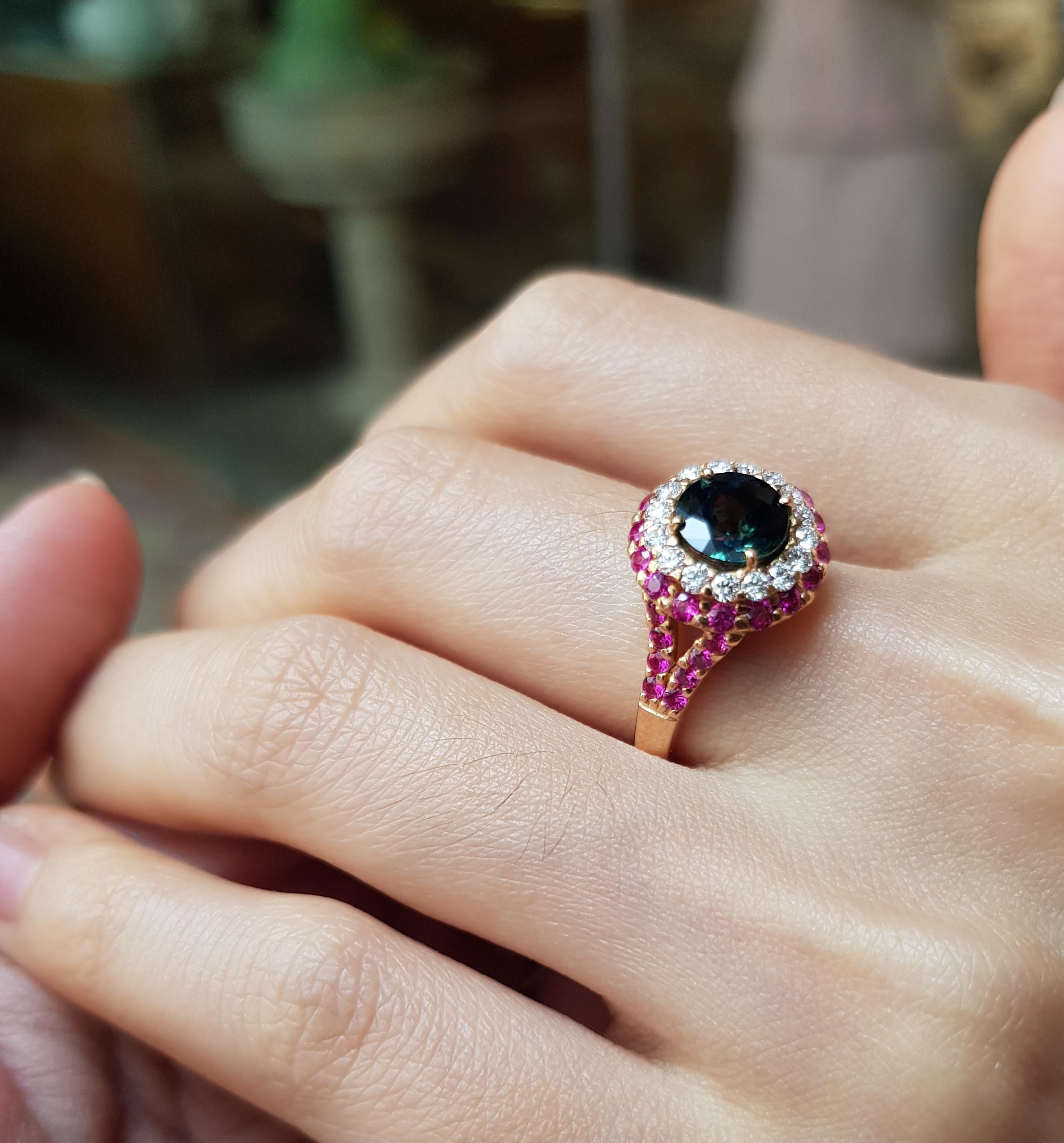 Round Cut Green Sapphire, Pink Sapphire and Diamond Ring Set in 18K Rose Gold For Sale 5