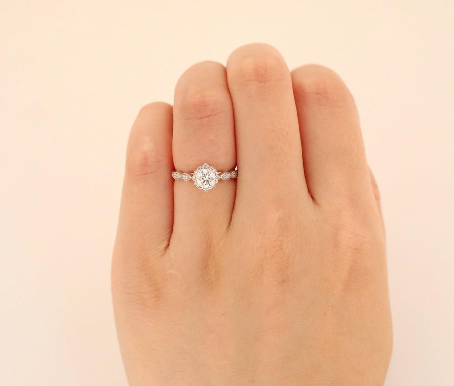 Art Déco Anello di fidanzamento con moissanite taglio rotondo in argento 925 per lei. in vendita