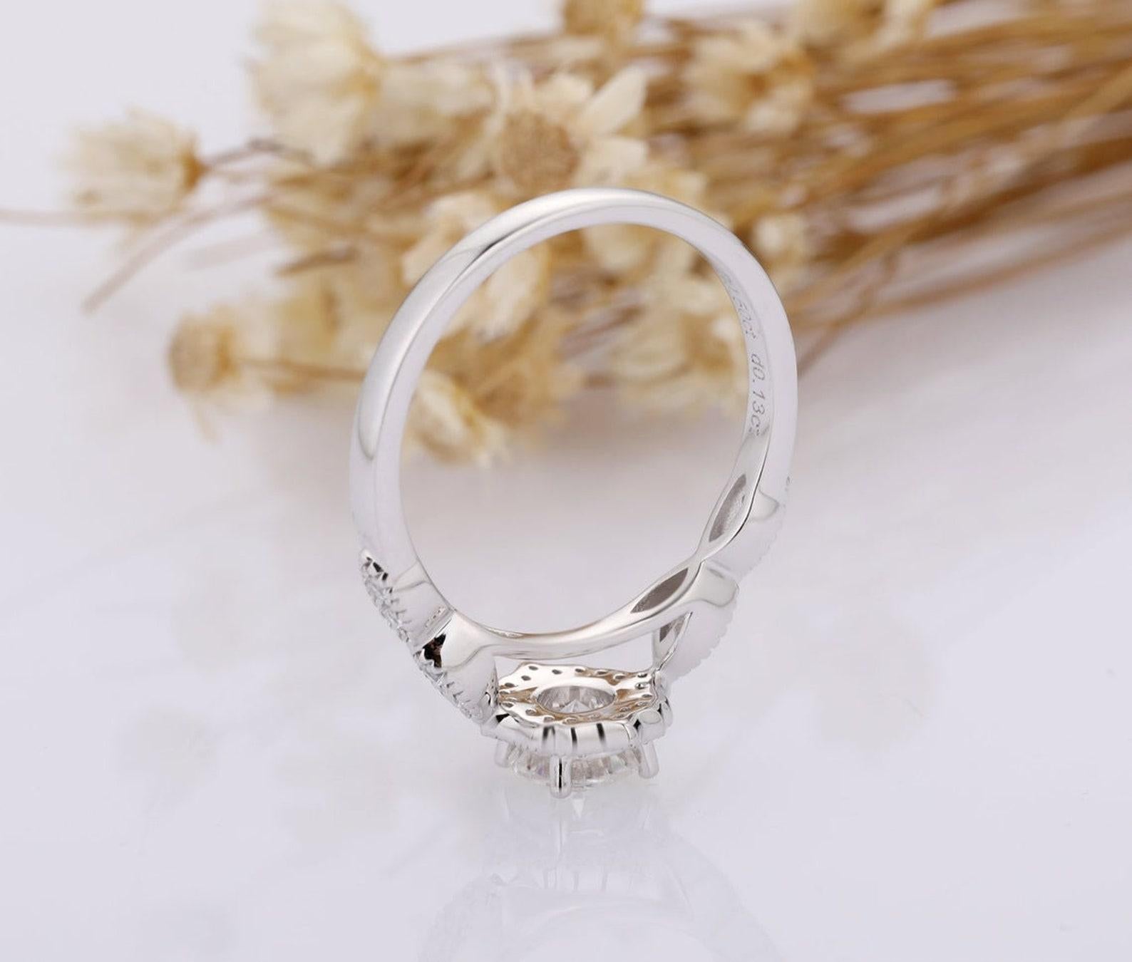 Anello di fidanzamento con moissanite taglio rotondo in argento 925 per lei. In condizioni Nuovo in vendita a Chicago, IL