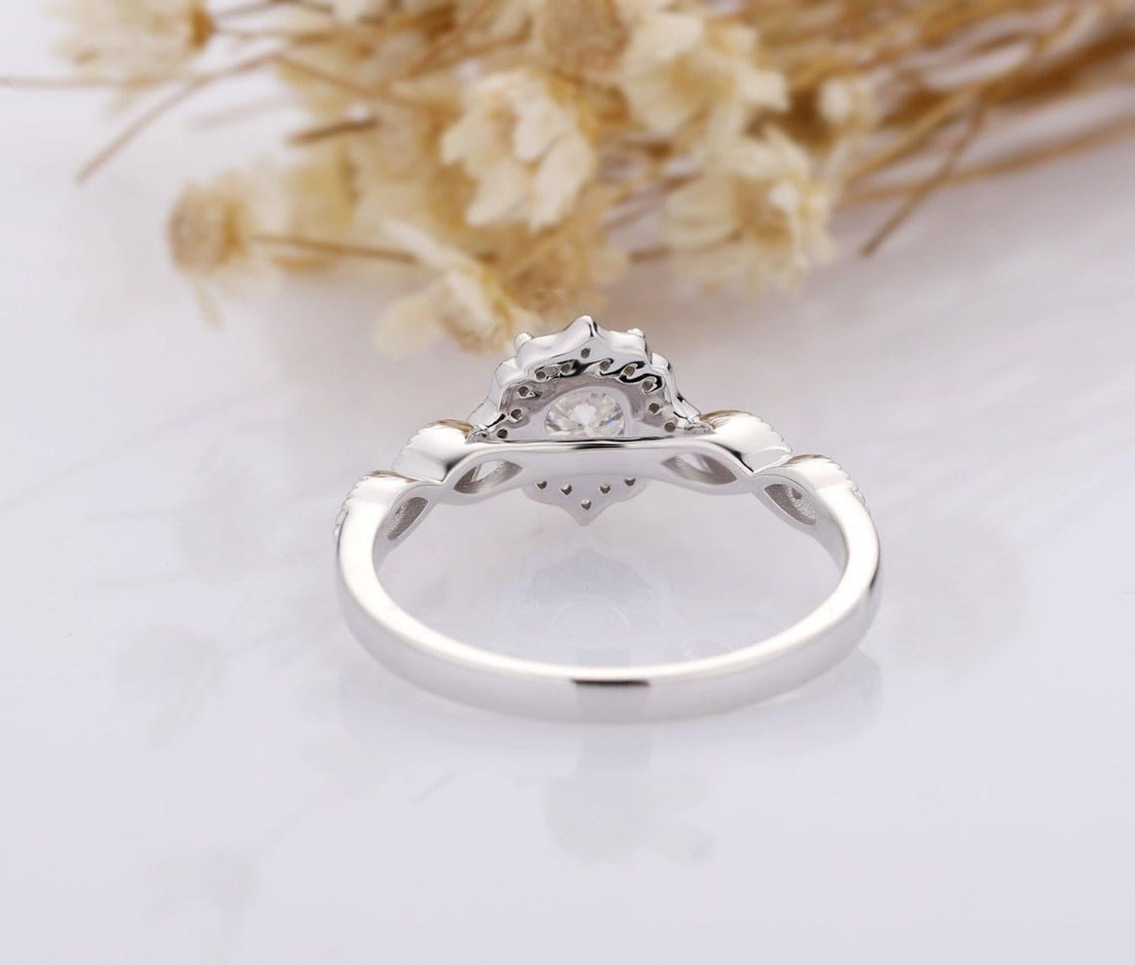 Anello di fidanzamento con moissanite taglio rotondo in argento 925 per lei. in vendita 1