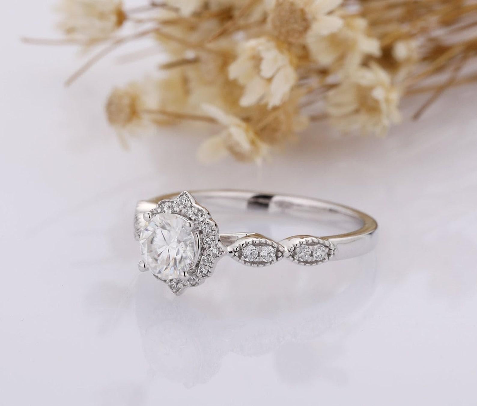 Anello di fidanzamento con moissanite taglio rotondo in argento 925 per lei. in vendita 2