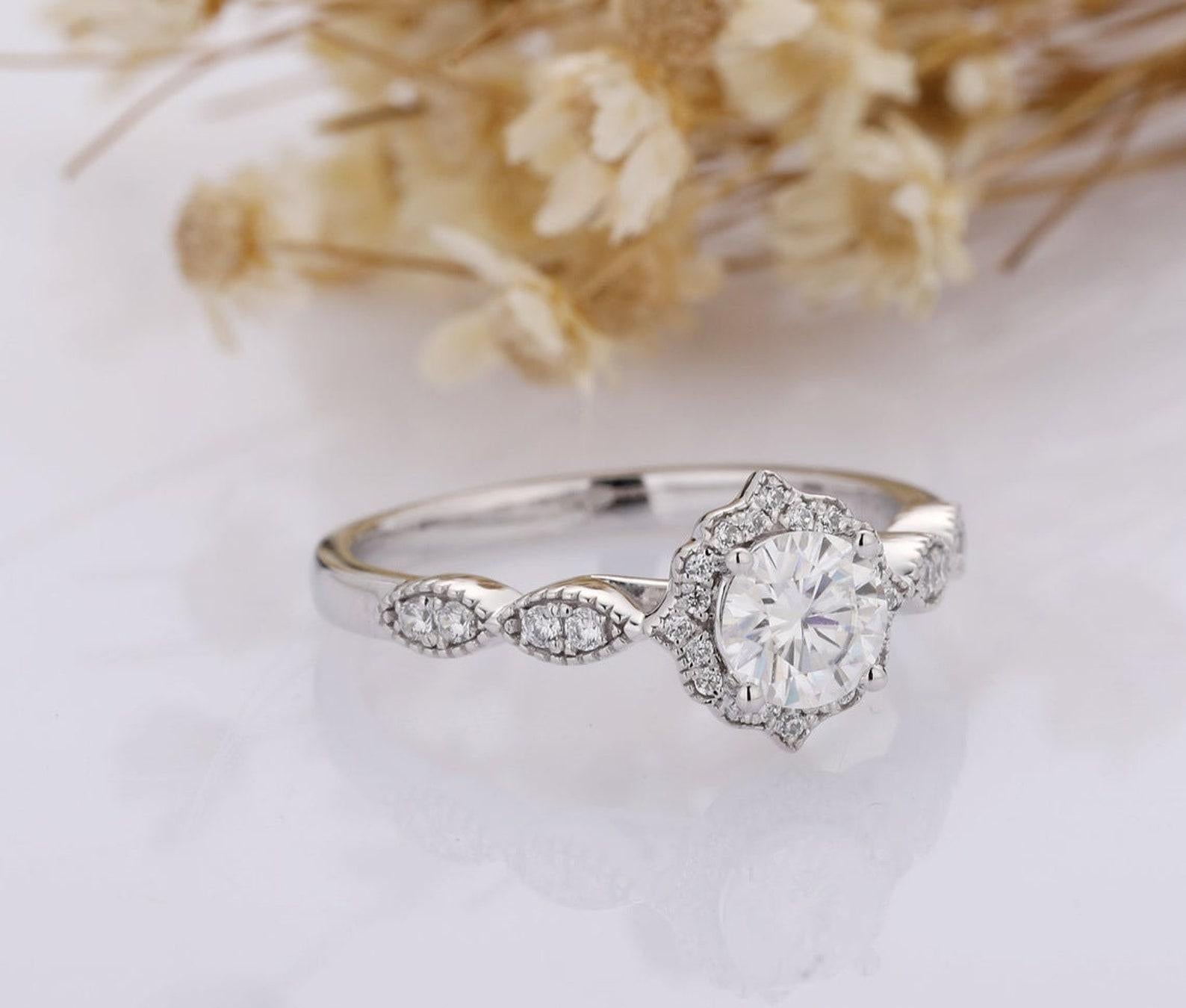 Anello di fidanzamento con moissanite taglio rotondo in argento 925 per lei. in vendita 3