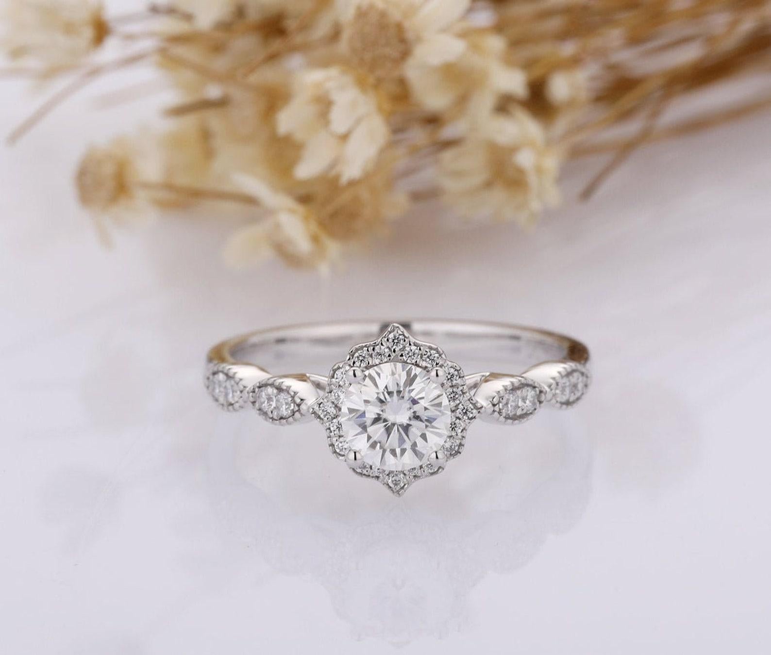 Anello di fidanzamento con moissanite taglio rotondo in argento 925 per lei. in vendita 4
