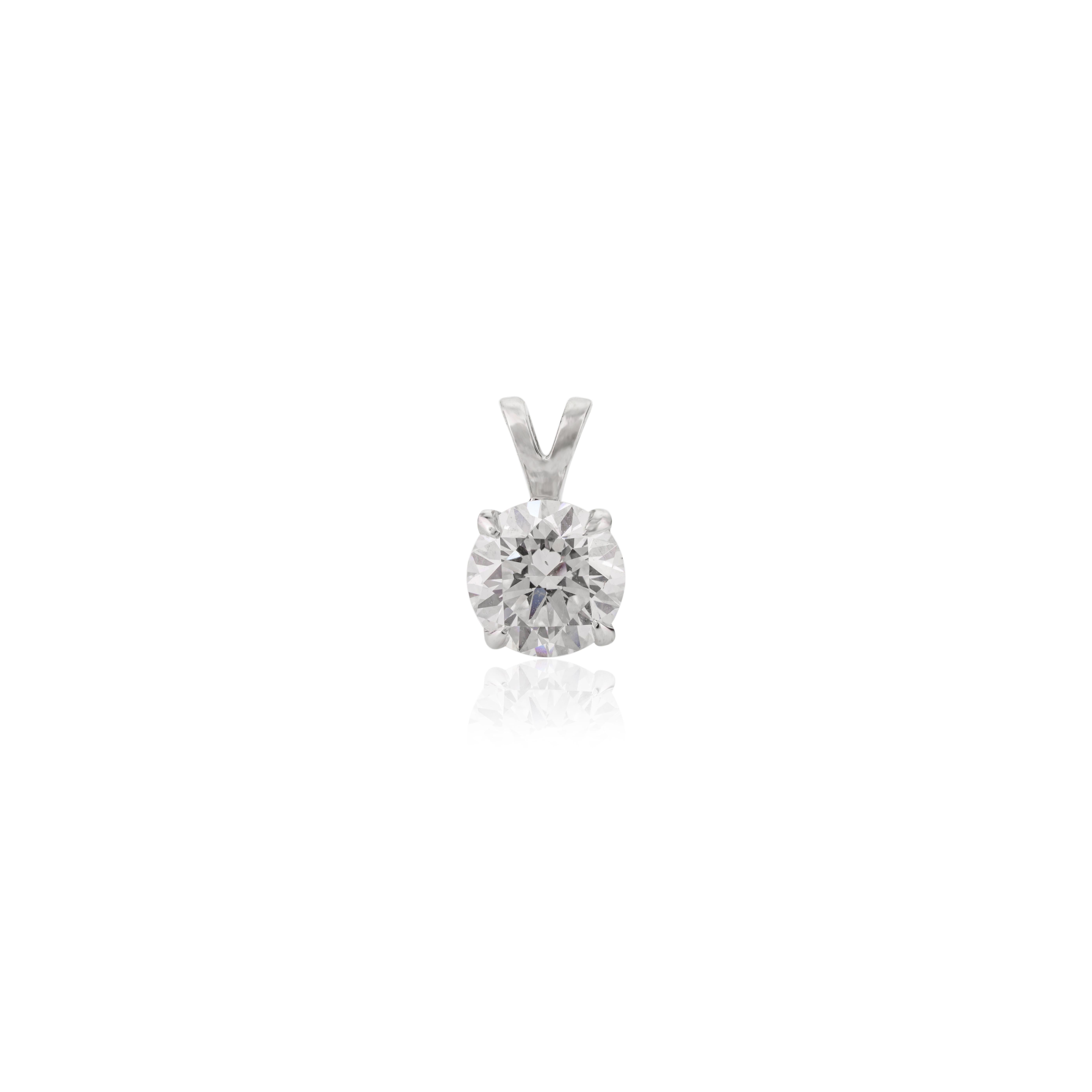 Round Cut Moissanite Gold Pendant in 18k Solid White Gold Gift for Mom In New Condition For Sale In New York, NY