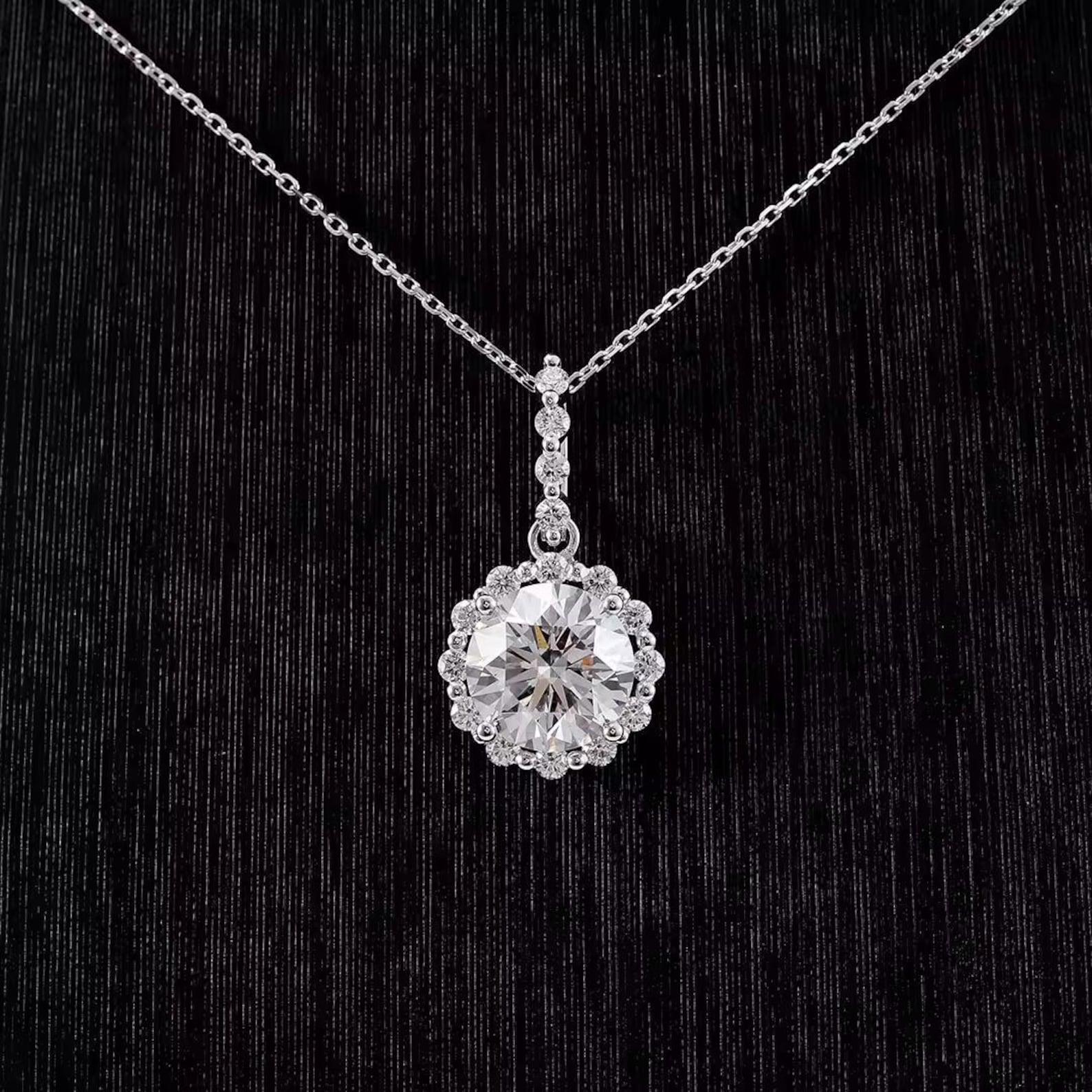 Rundschliff Moissanit Anhänger 925 Sterling Silber Solitär Halo Anhänger Halskette

Hauptstein 
Moissanit 
Material 
925 Sterling Silber, Edelstein 
Länge der Halskette :- 18