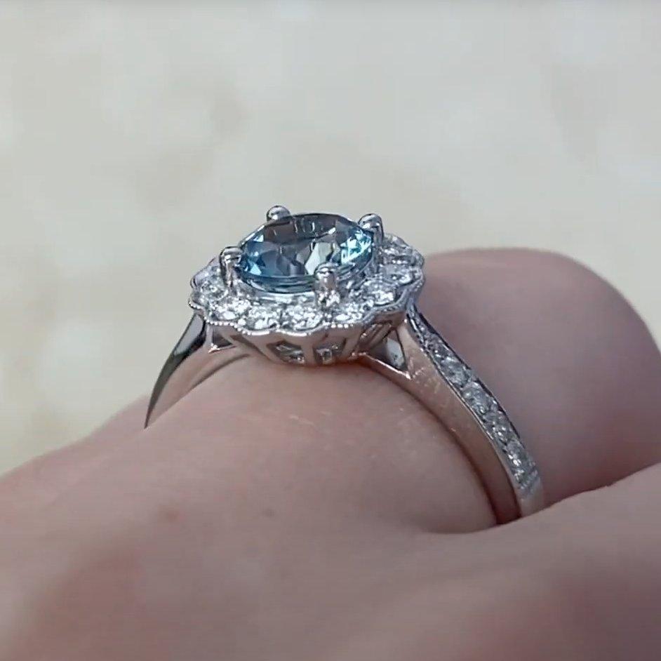 Anillo en racimo de aguamarina natural de corte redondo (aprox. 0,70 quilates), oro blanco de 18k en Excelente estado para la venta en New York, NY