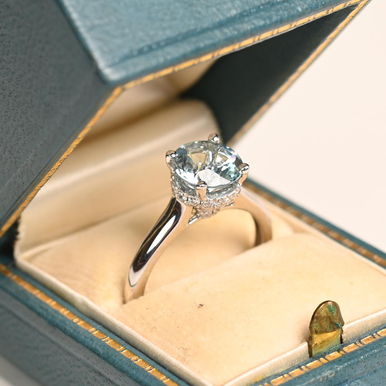 Dieser exquisite Solitärring ist aus 18 Karat Weißgold gefertigt und präsentiert einen atemberaubenden, runden, natürlichen Aquamarin von ca. 1,60 Karat. Der ruhige blaue Farbton des Aquamarins wird durch den kühlen Glanz der Weißgoldfassung