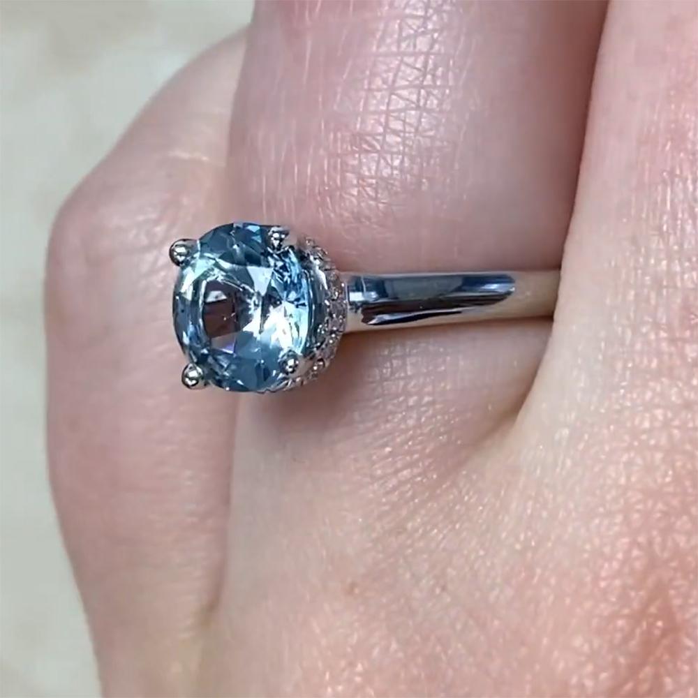 Solitärring aus 18 Karat Weißgold mit natürlichem Aquamarin im Rundschliff ( ca. 1,60 Karat) (Art déco) im Angebot