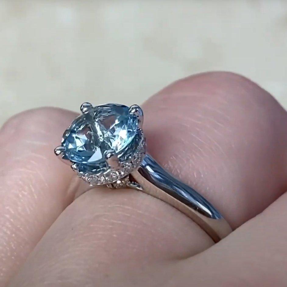 Anello solitario con acquamarina naturale taglio rotondo (circa 1,60 carati), oro bianco 18 carati In condizioni ottime in vendita a New York, NY