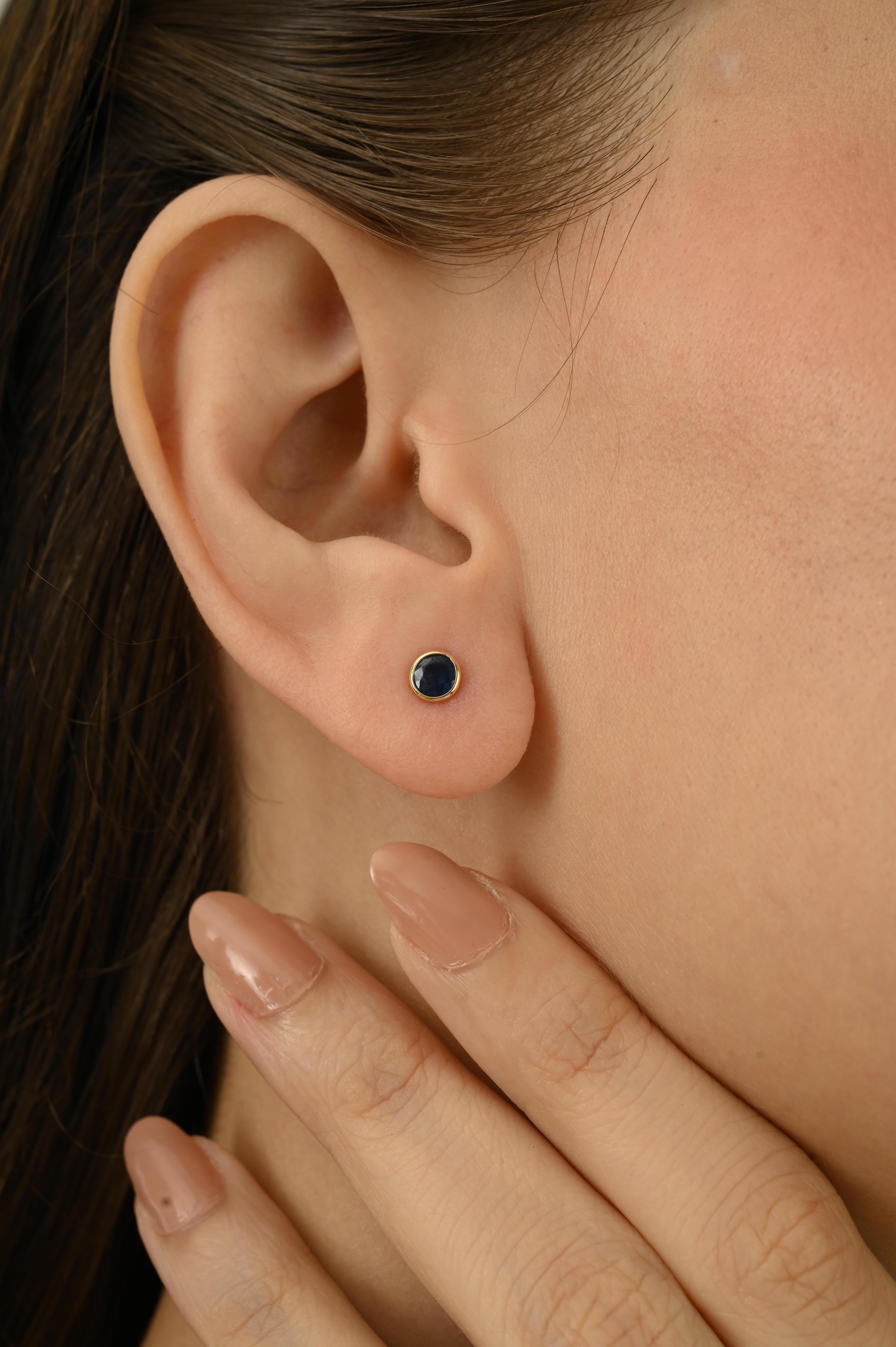Boucles d'oreilles en or jaune massif 14K serties d'un saphir bleu naturel de taille ronde en vente 4