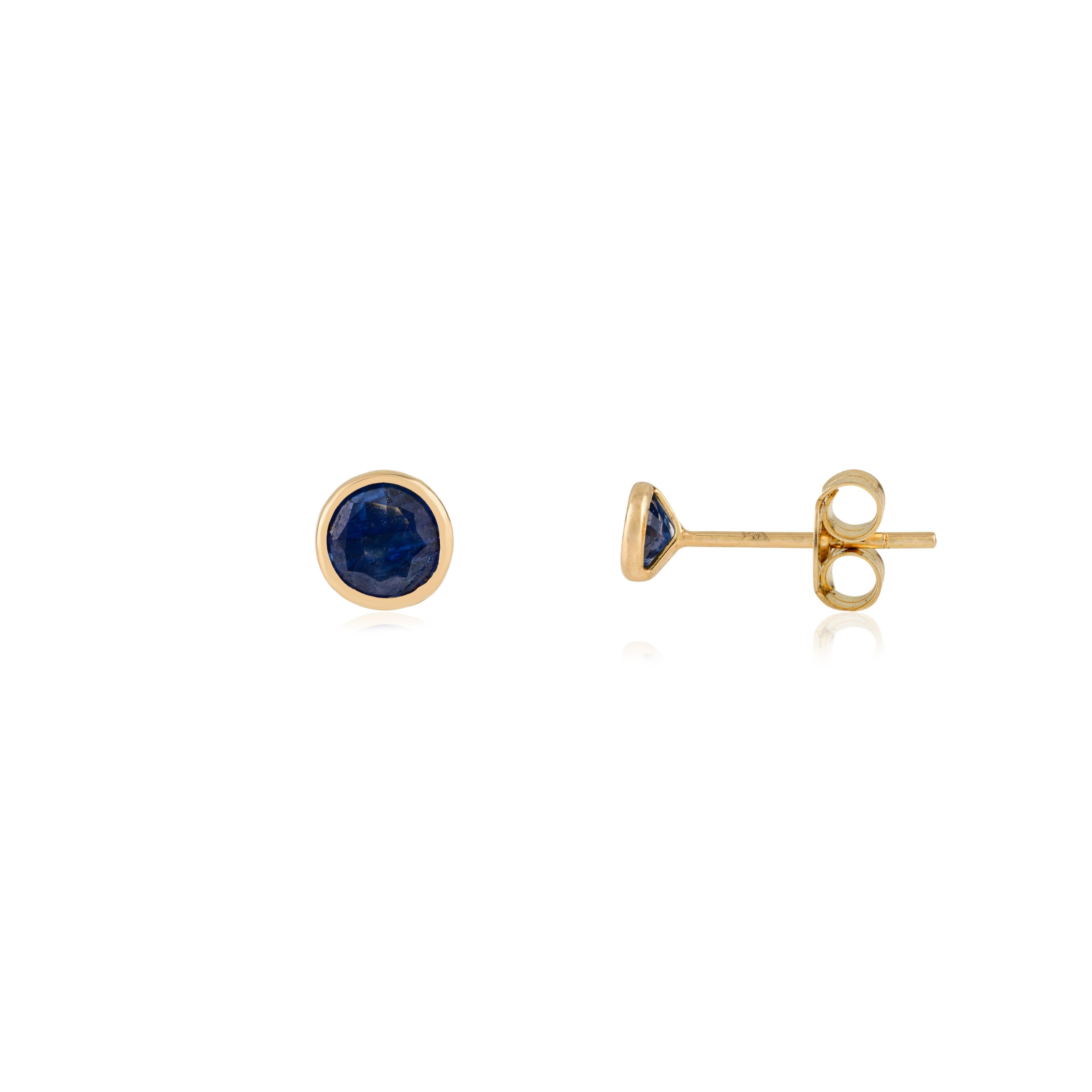 Moderne Boucles d'oreilles en or jaune massif 14K serties d'un saphir bleu naturel de taille ronde en vente