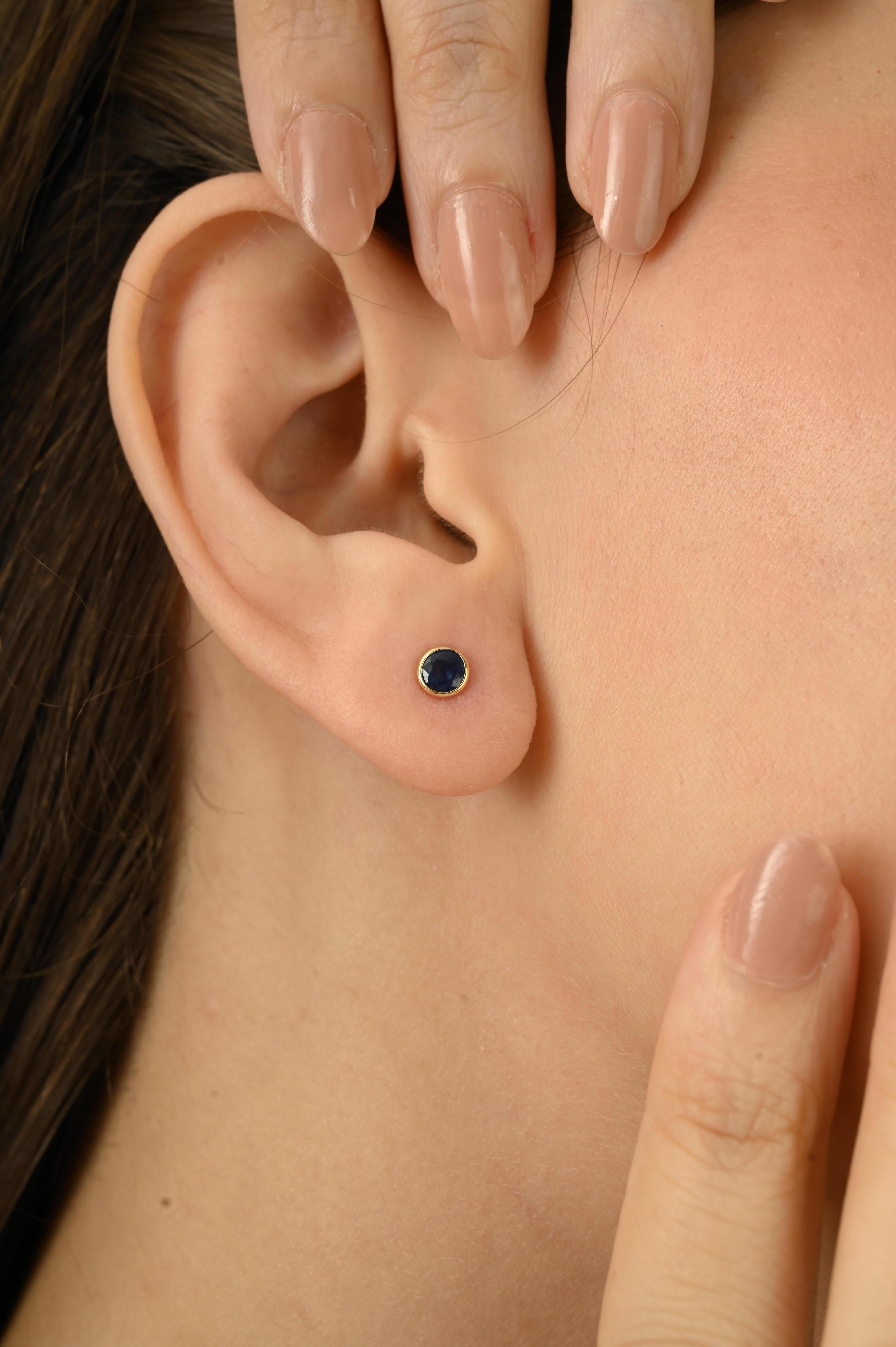 Taille ronde Boucles d'oreilles en or jaune massif 14K serties d'un saphir bleu naturel de taille ronde en vente