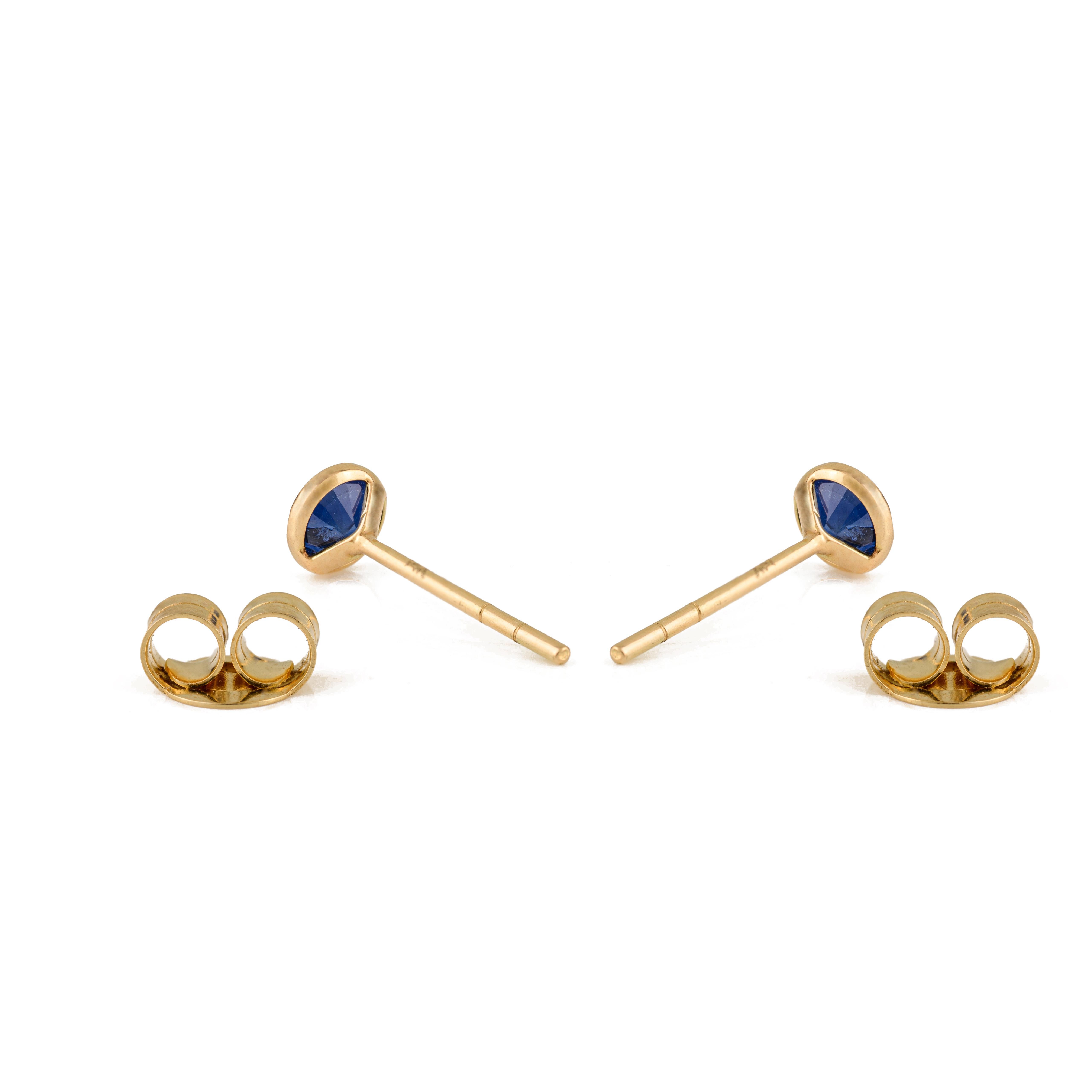 Boucles d'oreilles en or jaune massif 14K serties d'un saphir bleu naturel de taille ronde en vente 1