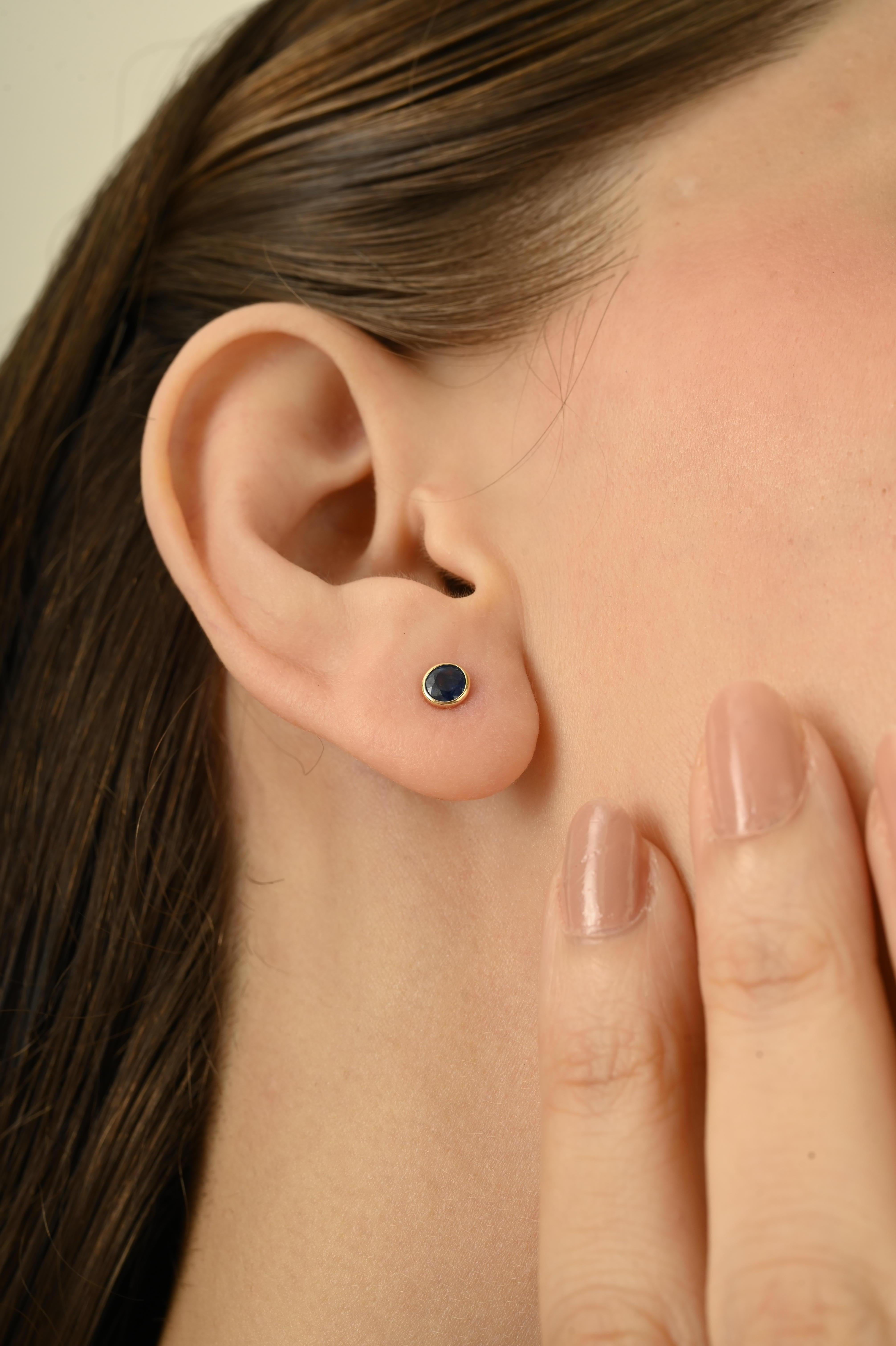 Boucles d'oreilles en or jaune massif 14K serties d'un saphir bleu naturel de taille ronde en vente 2